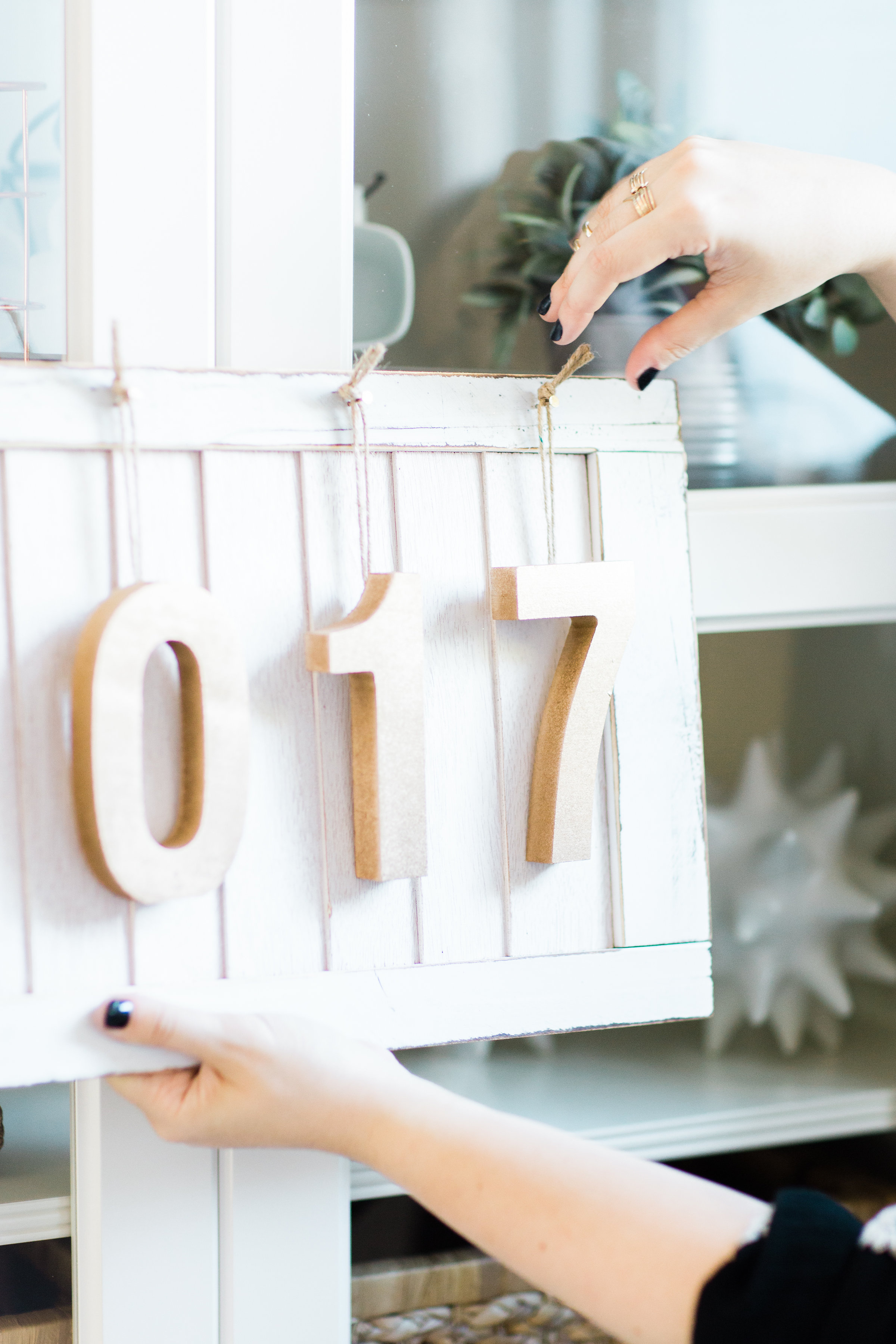 DIY Farmhouse New Year's Eve Wood Sign. Click through for the fun and fast how-to. | glitterinc.com | @glitterinc