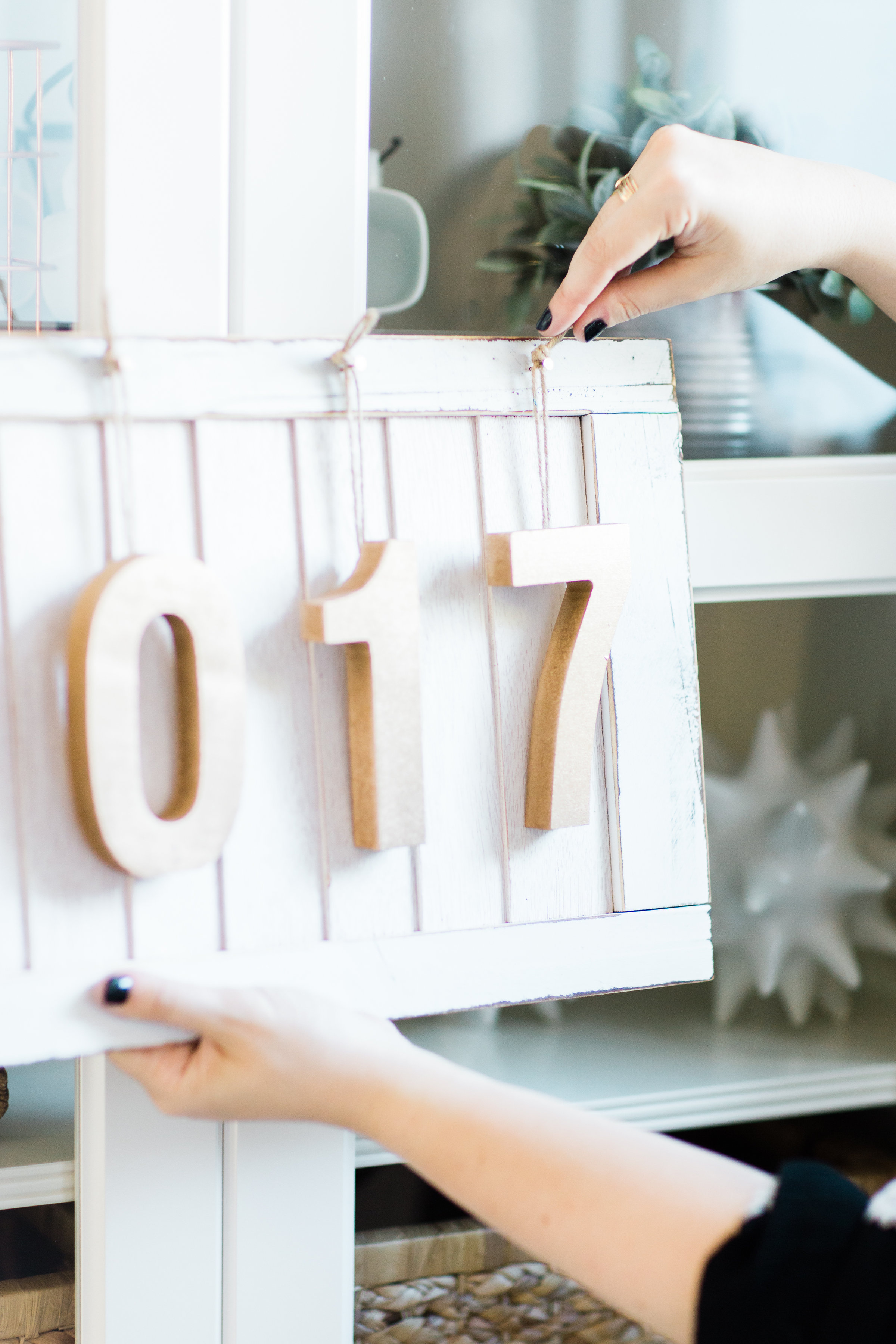 DIY Farmhouse New Year's Eve Wood Sign. Click through for the fun and fast how-to. | glitterinc.com | @glitterinc