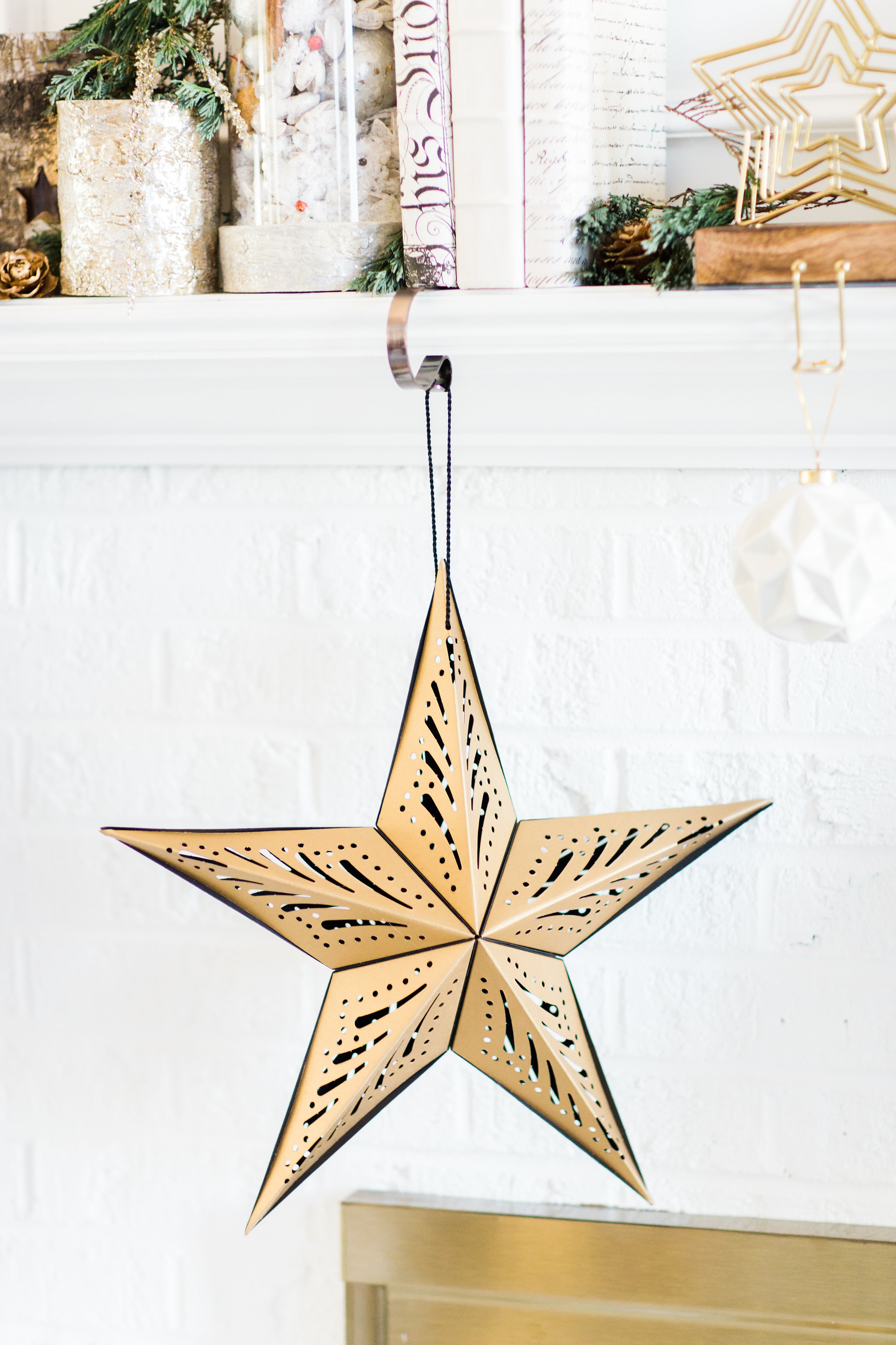 How to Transition Your Décor From the Holidays to New Years Eve. Click through for the festive details. | glitterinc.com | @glitterinc