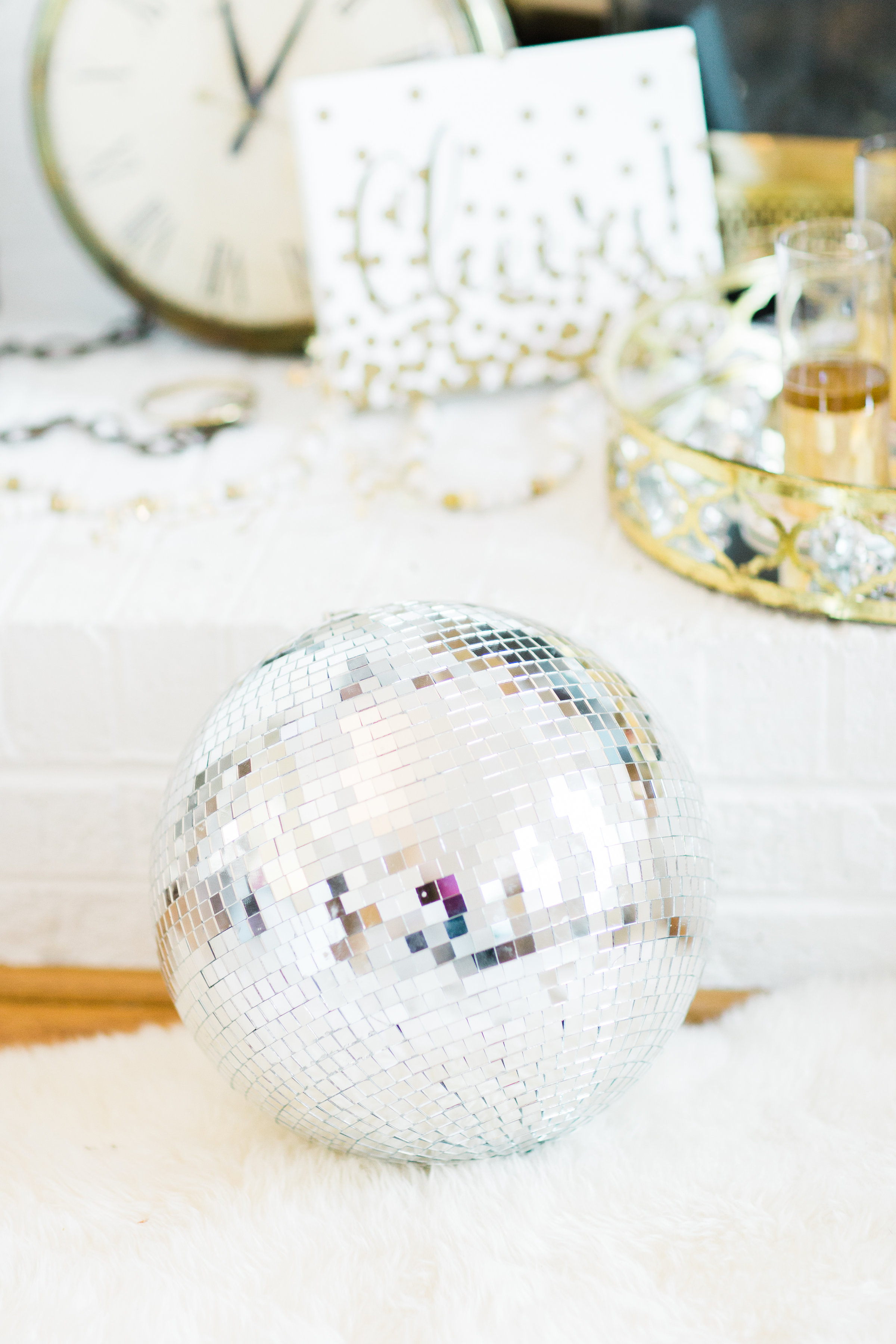 How to Transition Your Décor From the Holidays to New Years Eve. Click through for the festive details. | glitterinc.com | @glitterinc