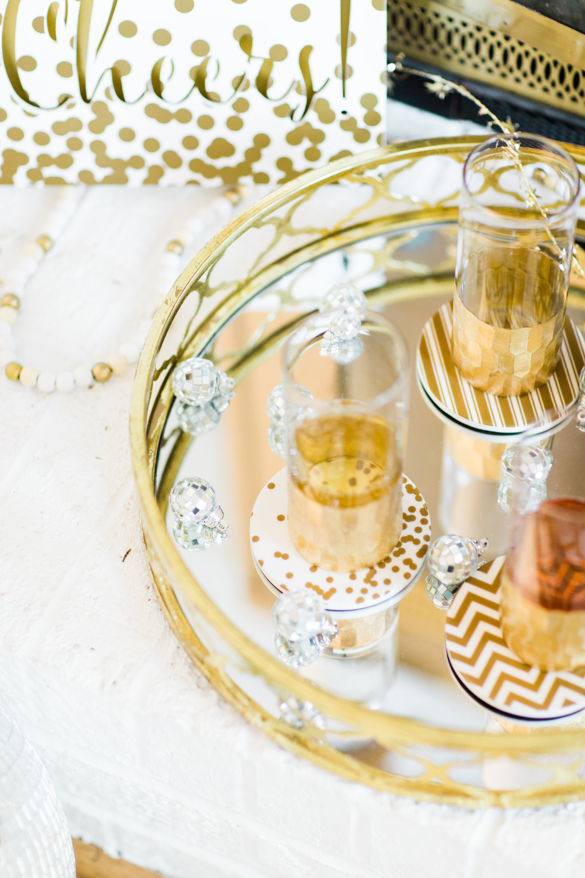 How to Transition Your Décor From the Holidays to New Years Eve. Click through for the festive details. | glitterinc.com | @glitterinc