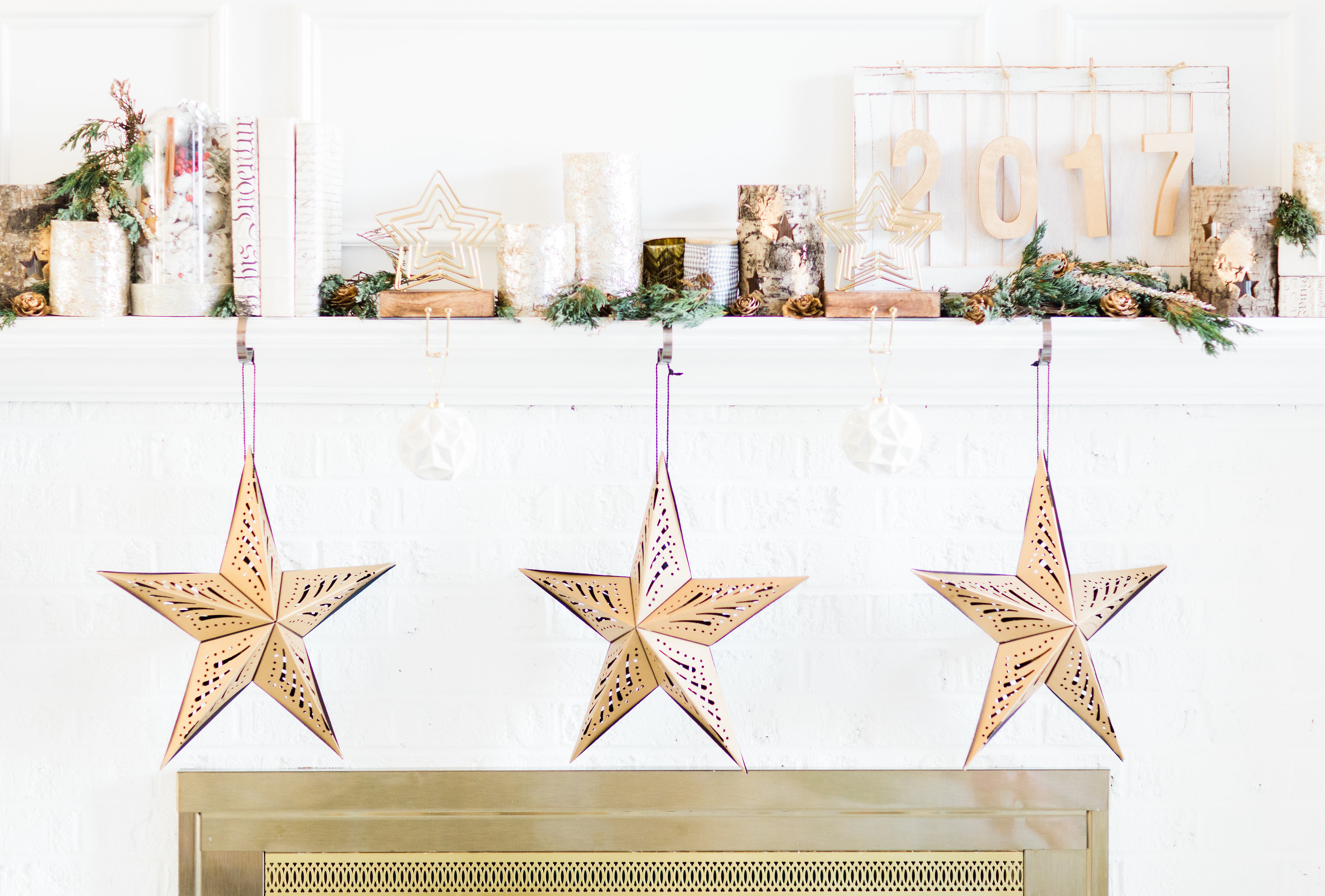 How to Transition Your Décor From the Holidays to New Years Eve. Click through for the festive details. | glitterinc.com | @glitterinc