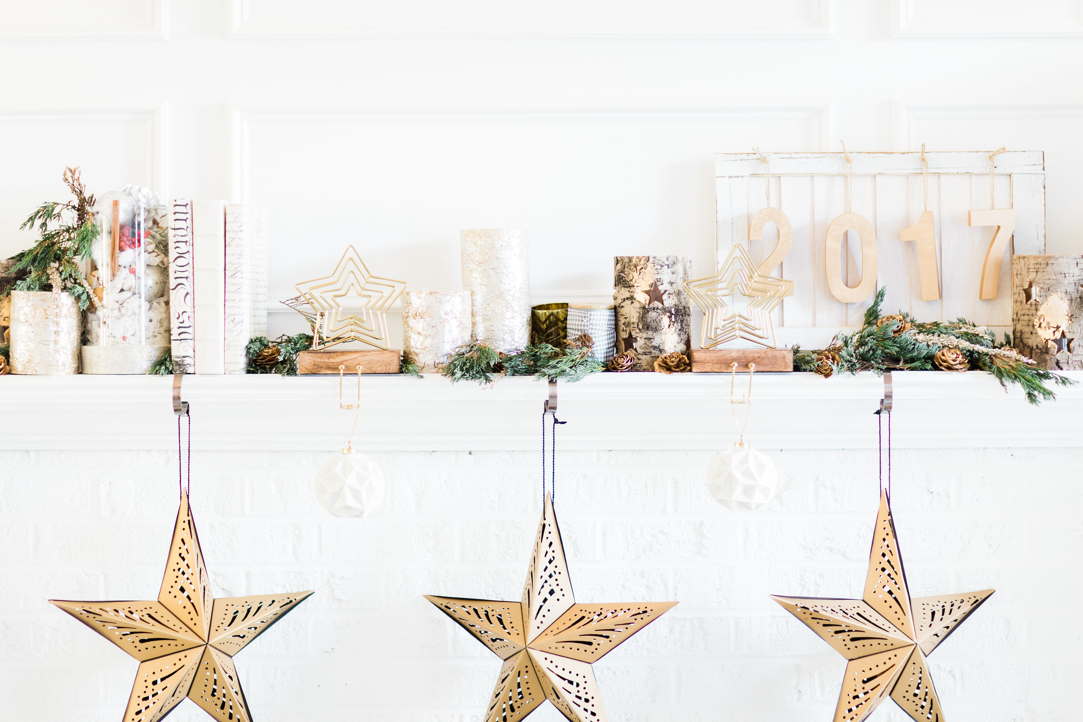 How to Transition Your Décor From the Holidays to New Years Eve. Click through for the festive details. | glitterinc.com | @glitterinc