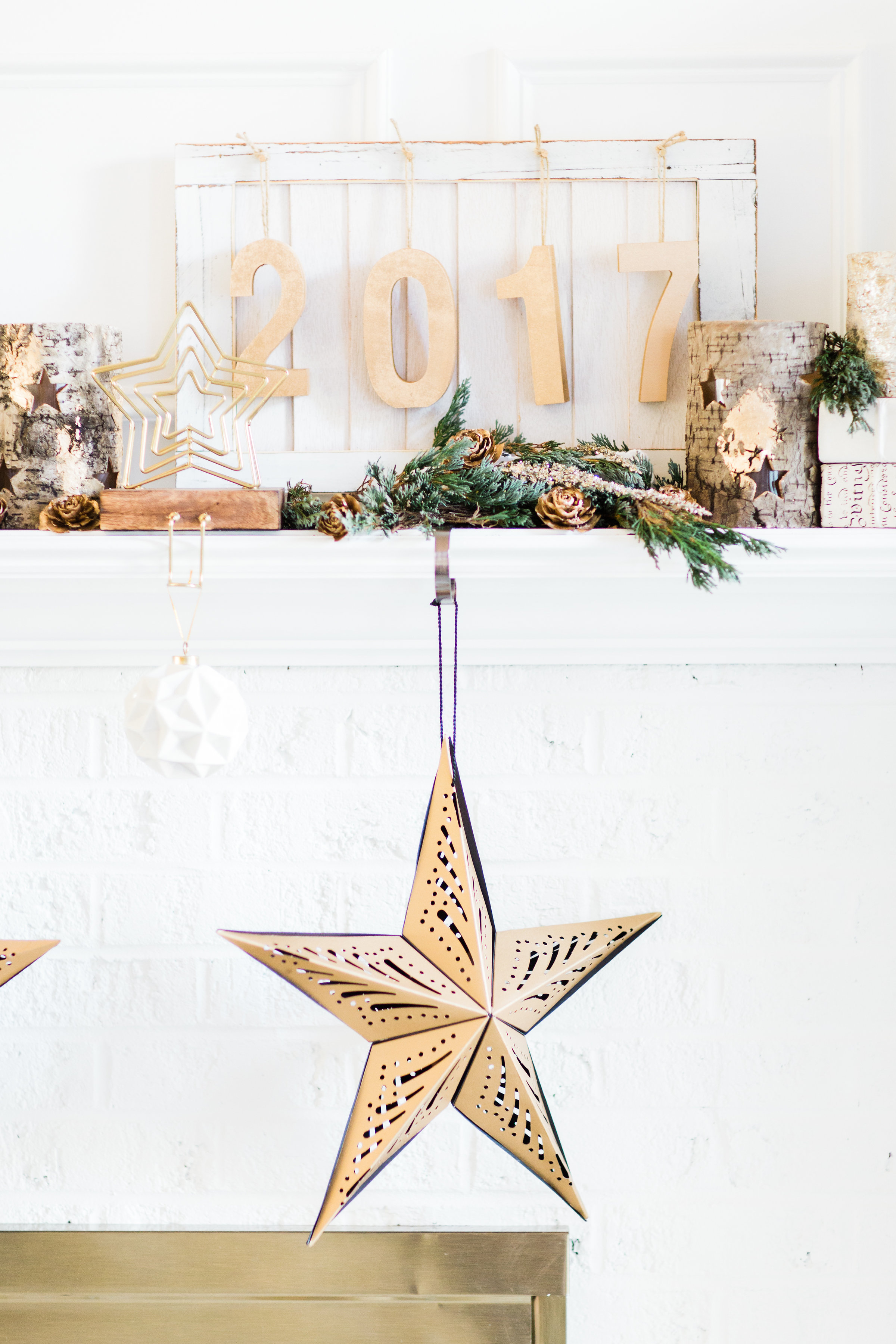 DIY Farmhouse New Year's Eve Wood Sign. Click through for the fun and fast how-to. | glitterinc.com | @glitterinc