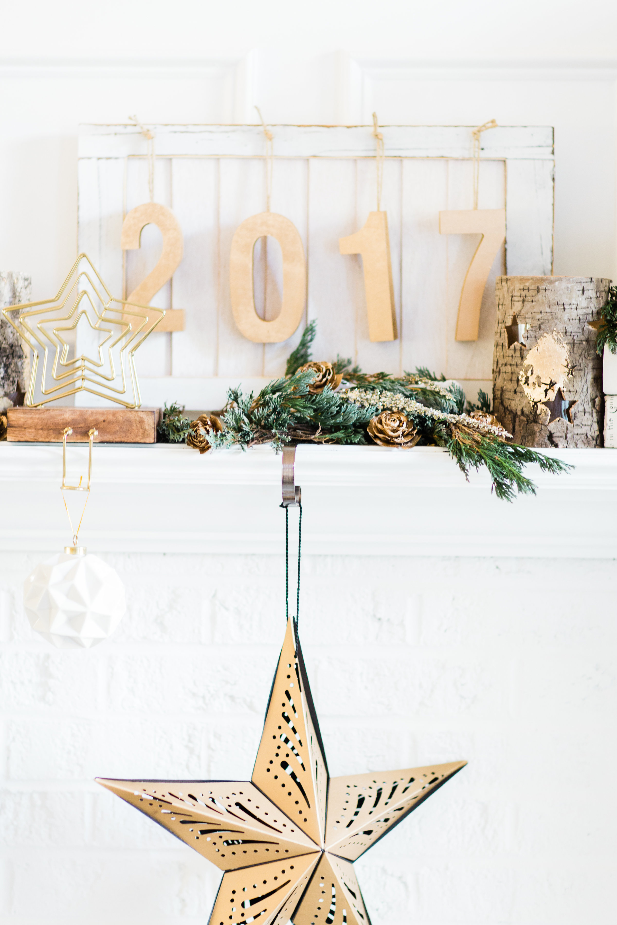 DIY Farmhouse New Year's Eve Wood Sign. Click through for the fun and fast how-to. | glitterinc.com | @glitterinc