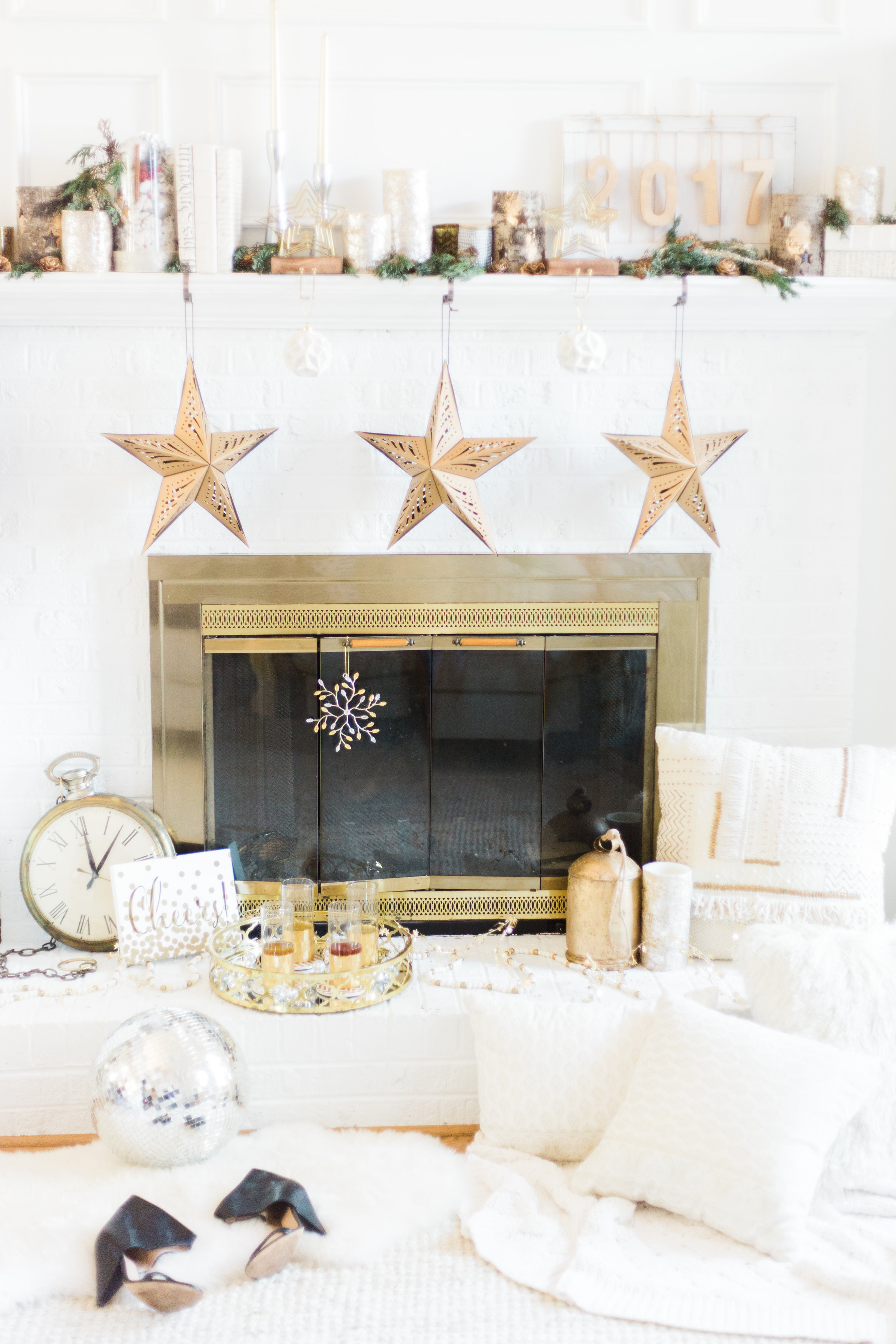 How to Transition Your Décor From the Holidays to New Years Eve. Click through for the festive details. | glitterinc.com | @glitterinc