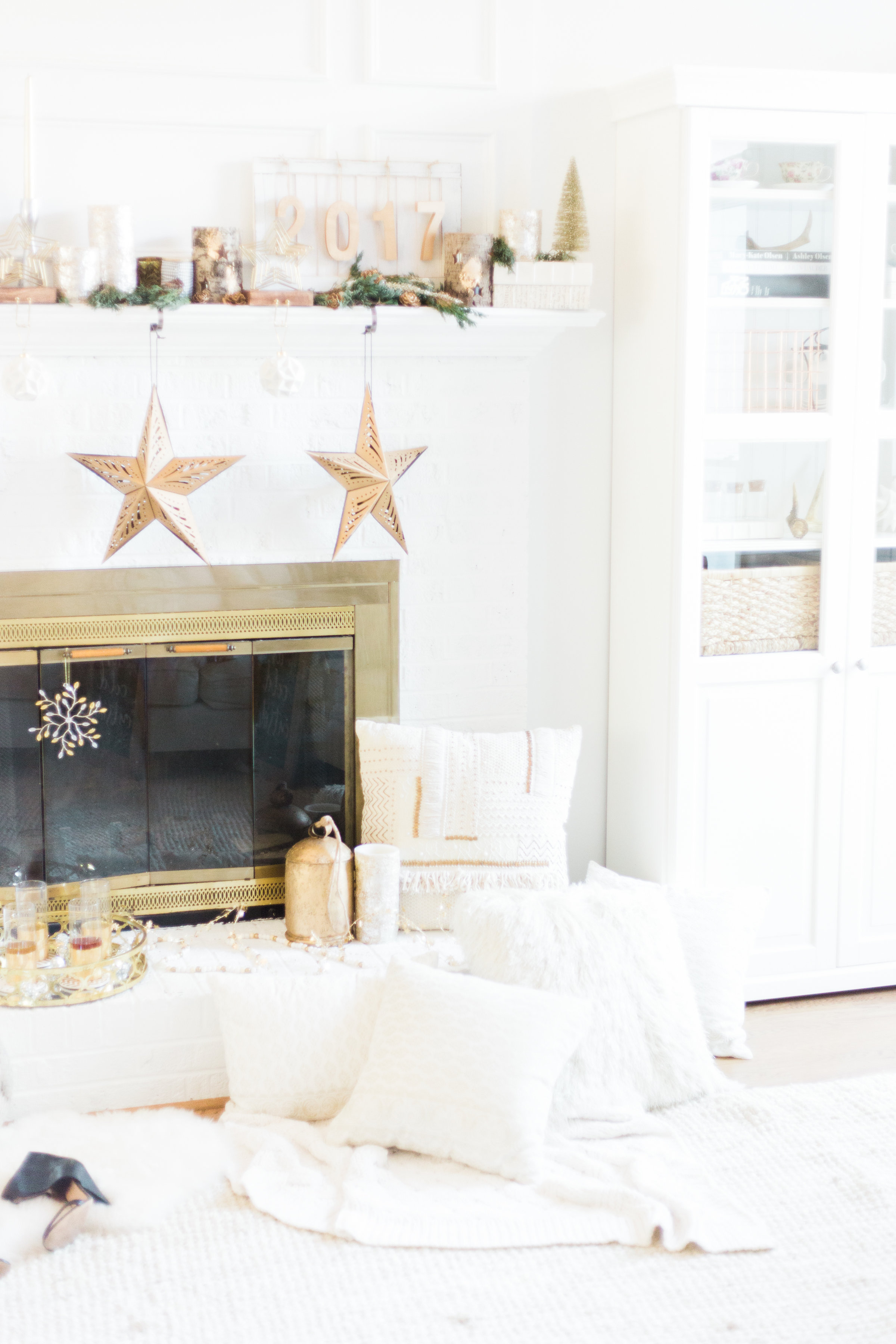 How to Transition Your Décor From the Holidays to New Years Eve. Click through for the festive details. | glitterinc.com | @glitterinc