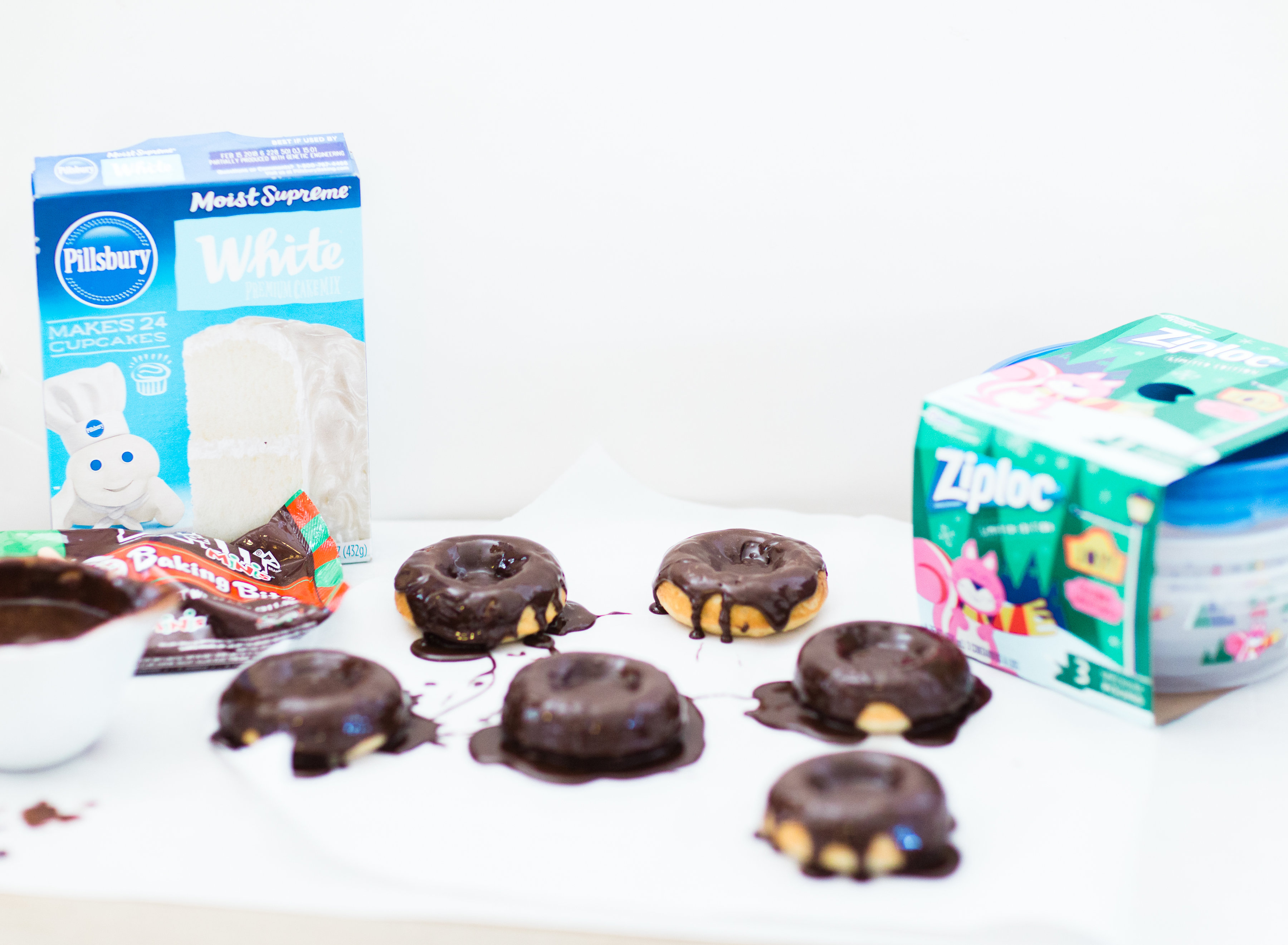 How to Make Easy Cake Mix Donuts (Perfect for the Holidays!) Click through for the details. | glitterinc.com | @glitterinc