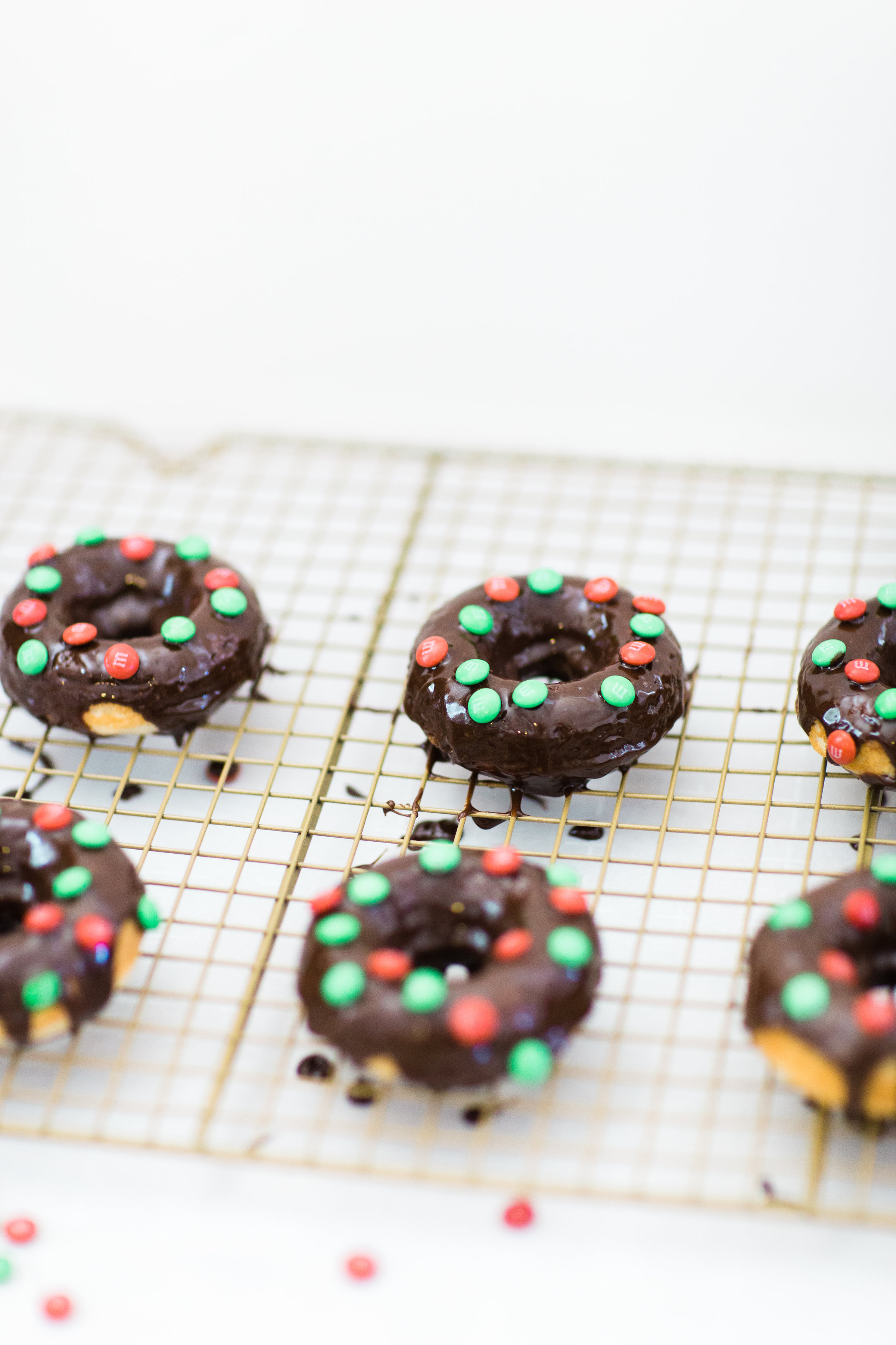 How to Make Easy Cake Mix Donuts (Perfect for the Holidays!) Click through for the details. | glitterinc.com | @glitterinc