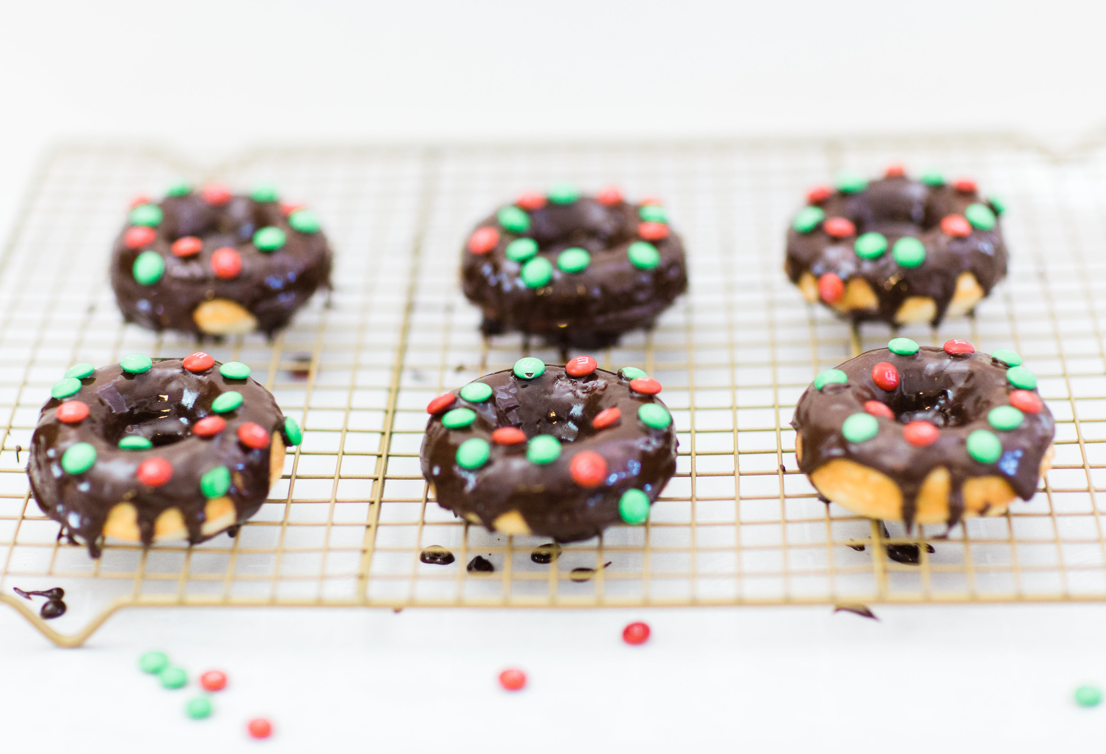 How to Make Easy Cake Mix Donuts (Perfect for the Holidays!) Click through for the details. | glitterinc.com | @glitterinc