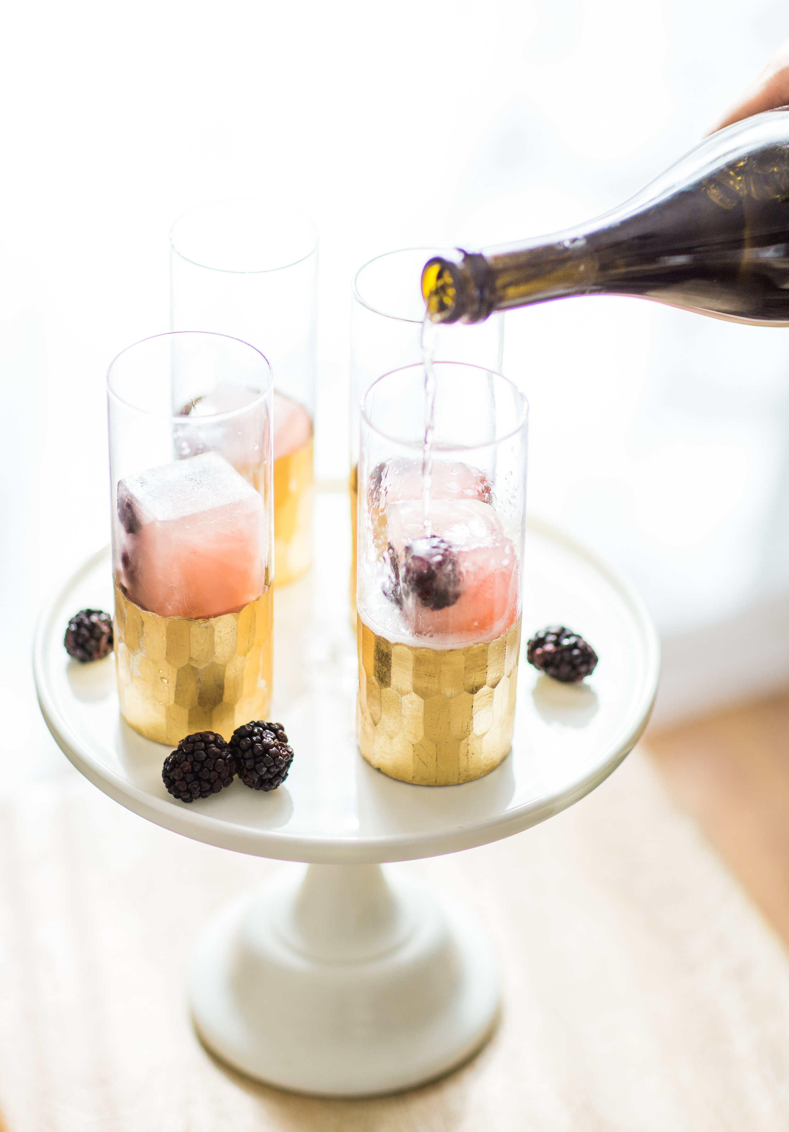 How to Make a Sparkling Blackberry Lemonade Spritzer. #MixedWithTrop Click through for the details. | glitterinc.com | @glitterinc