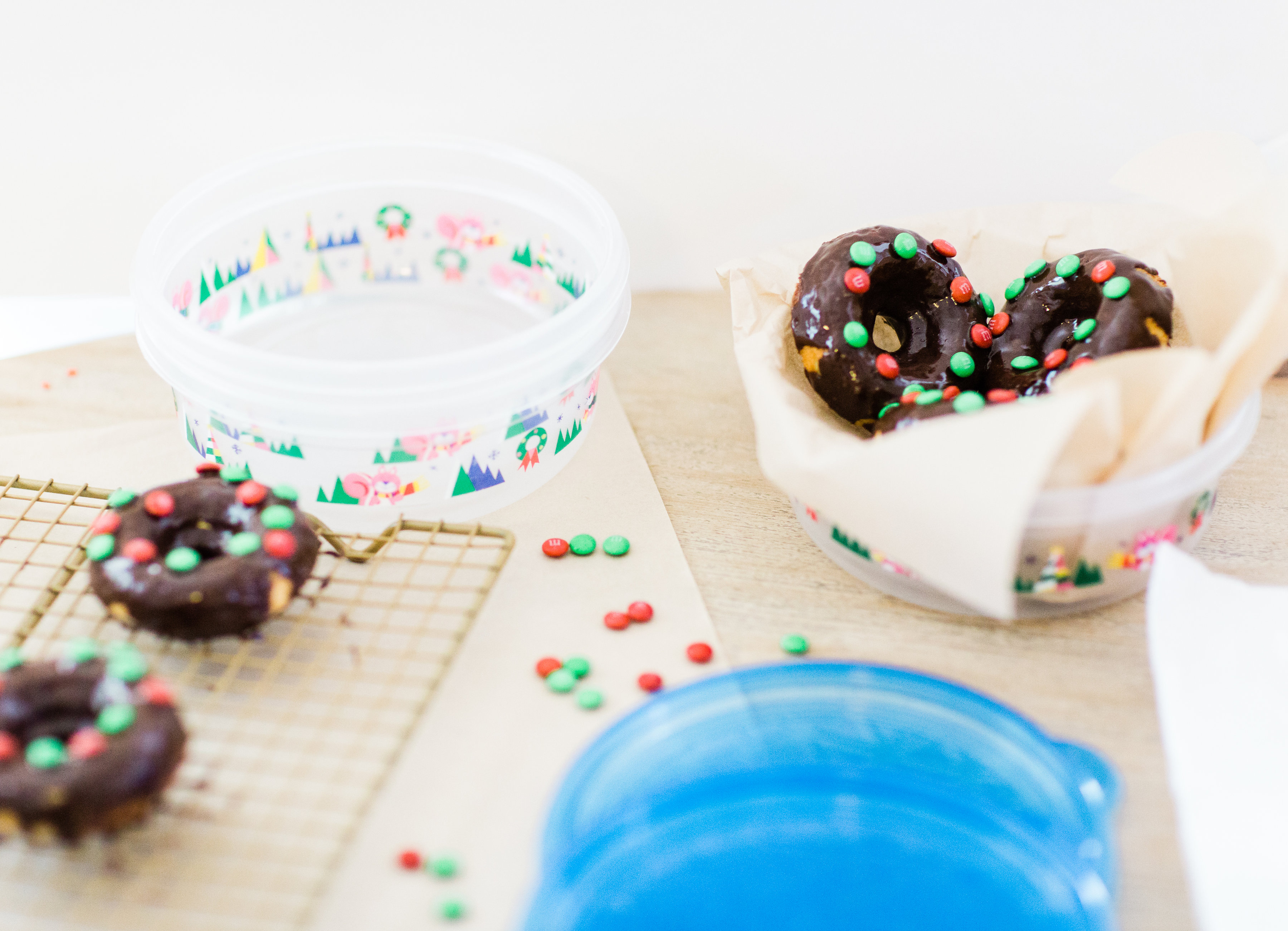 How to Make Easy Cake Mix Donuts (Perfect for the Holidays!) Click through for the details. | glitterinc.com | @glitterinc