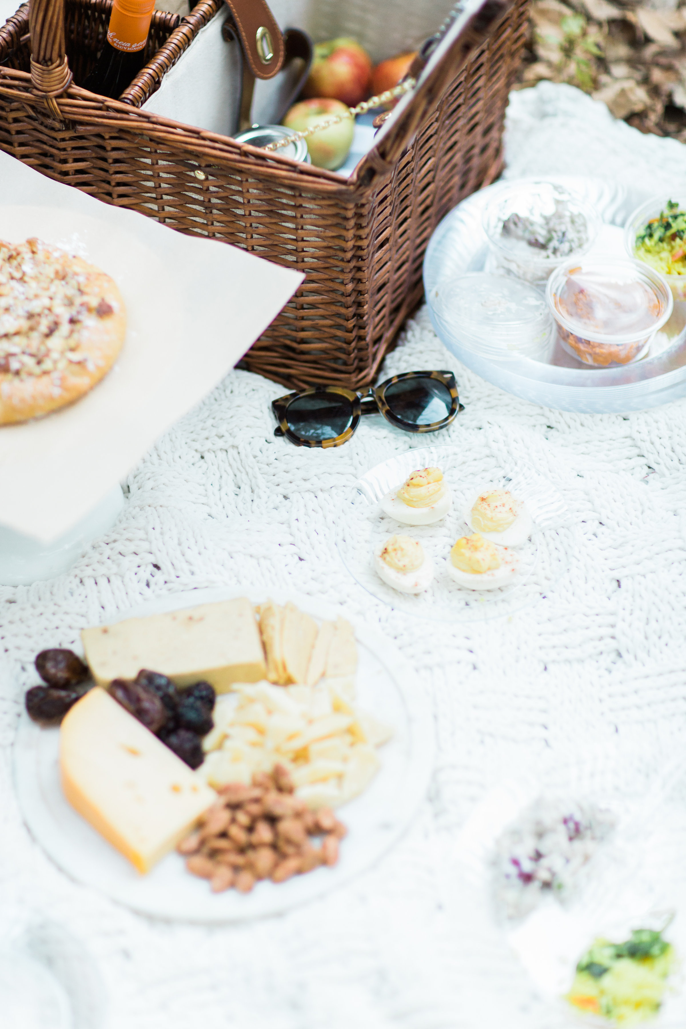 How to Throw a Picnic This Holiday Season. Click through for the details. | glitterinc.com | @glitterinc