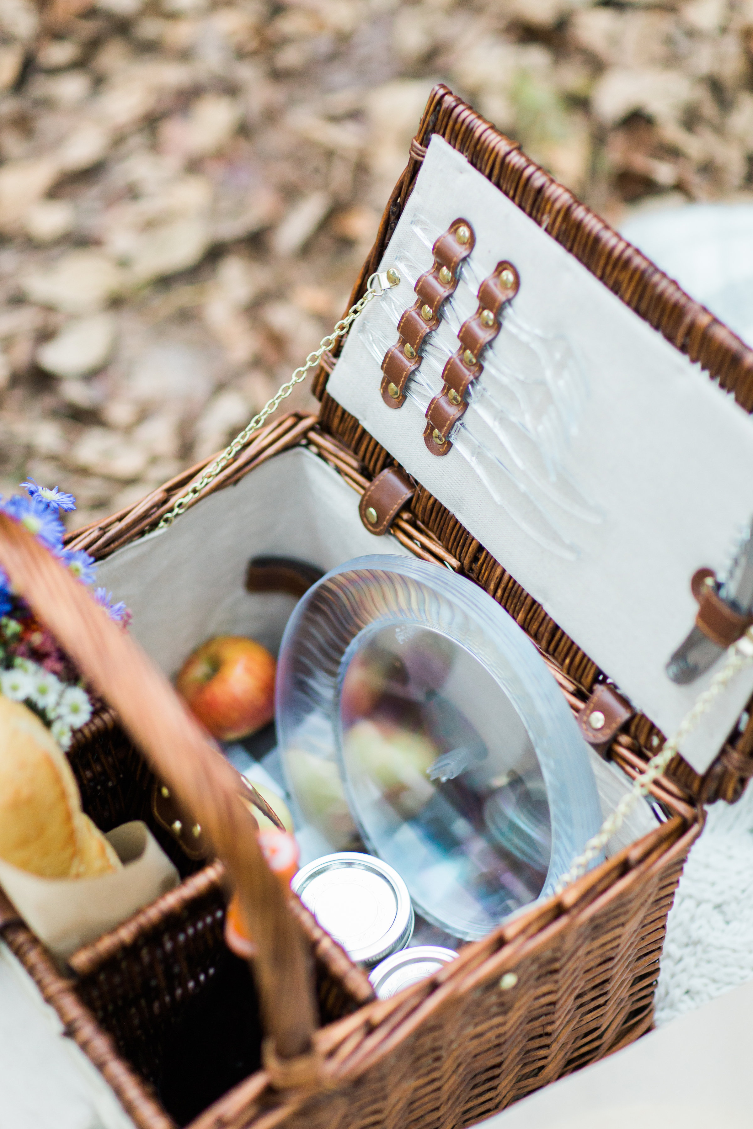 How to Throw a Picnic This Holiday Season. Click through for the details. | glitterinc.com | @glitterinc