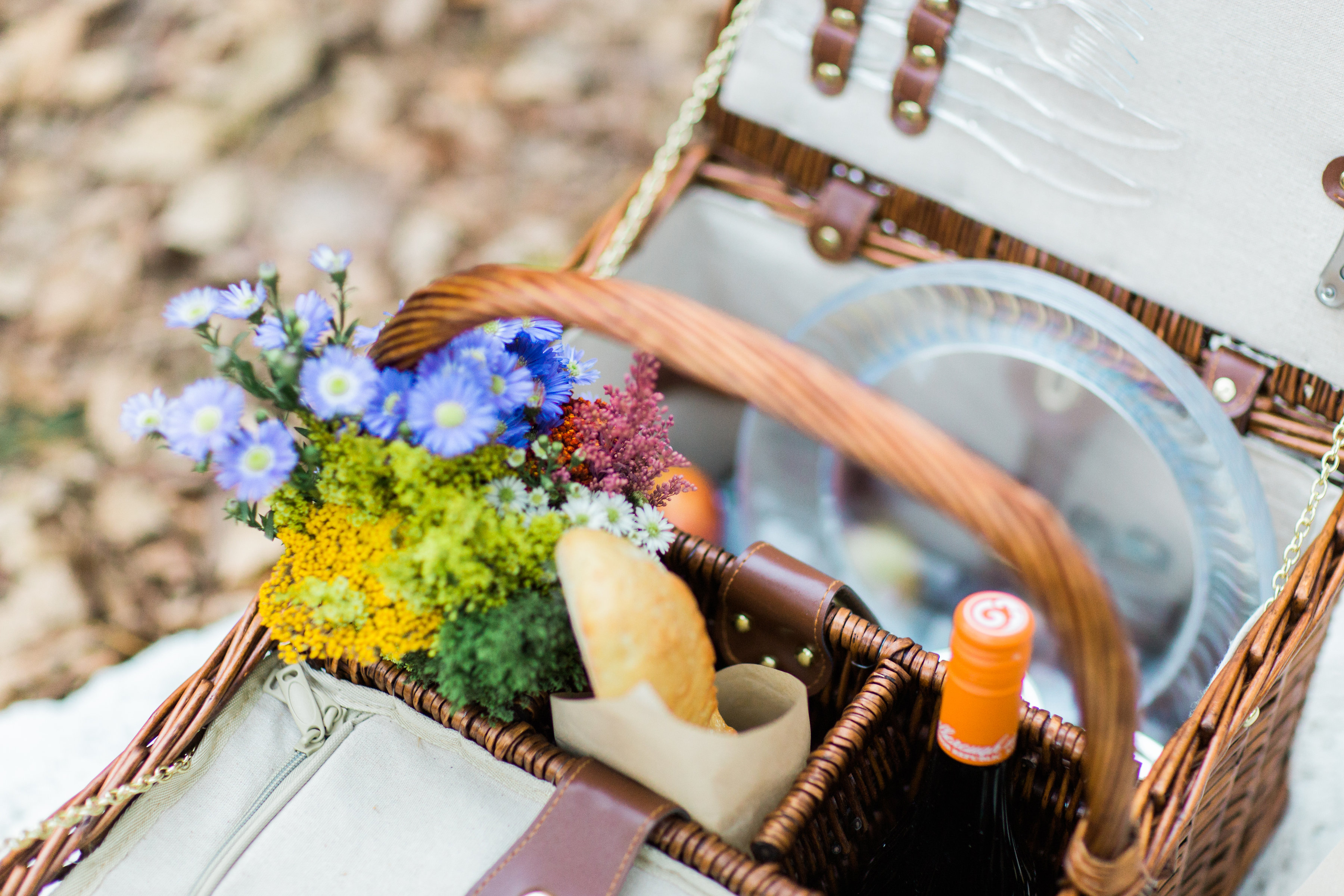 How to Throw a Picnic This Holiday Season. Click through for the details. | glitterinc.com | @glitterinc