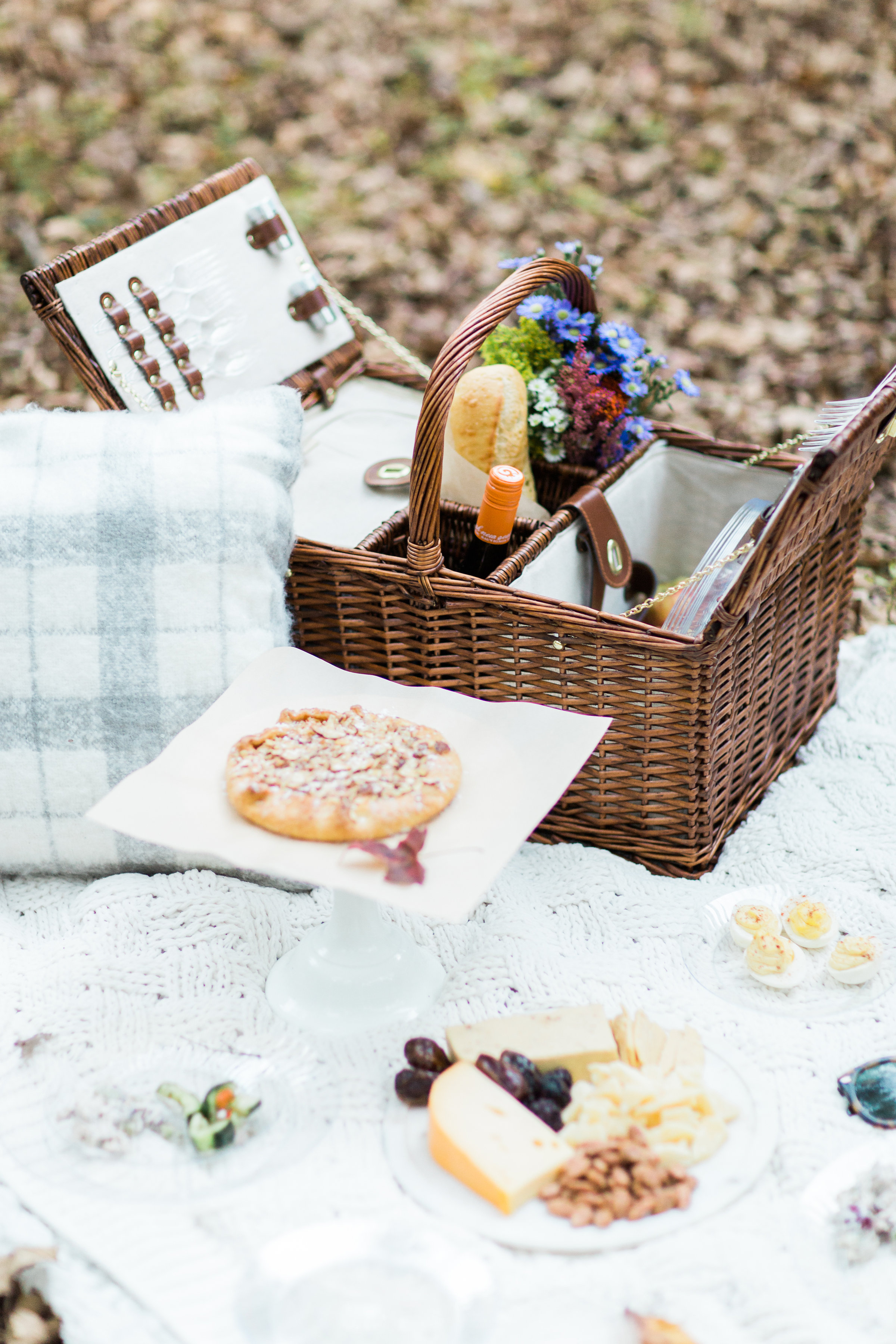 How to Throw a Picnic This Holiday Season. Click through for the details. | glitterinc.com | @glitterinc