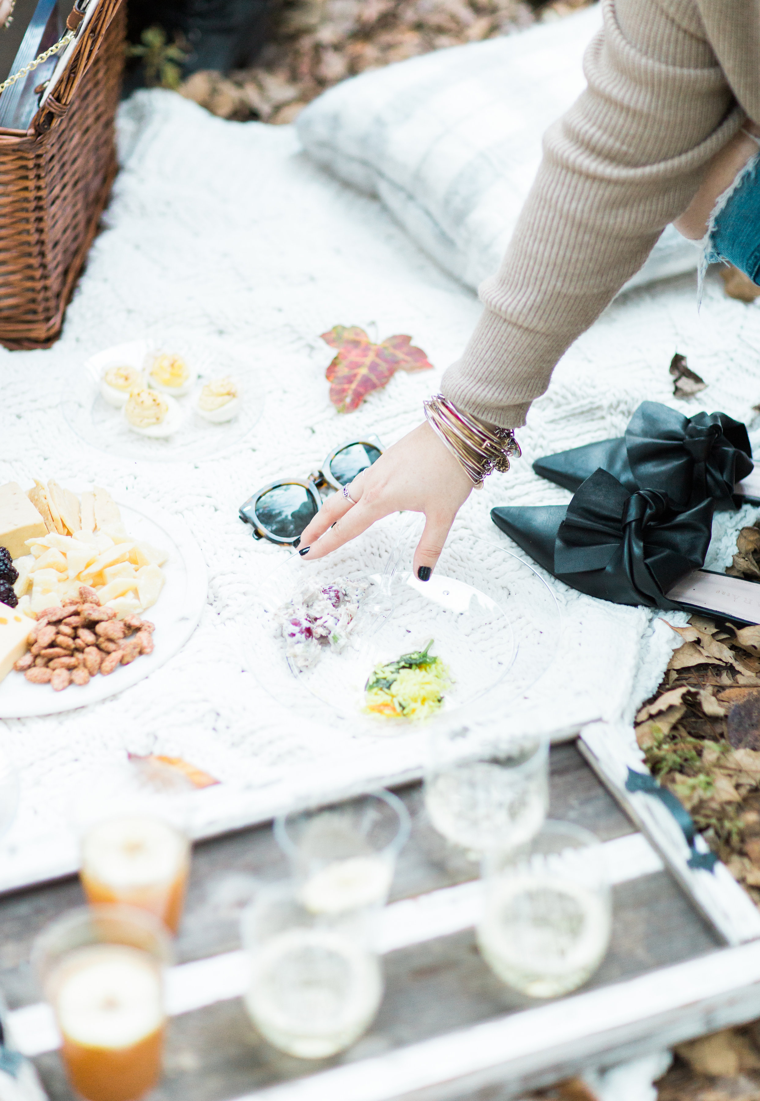 How to Throw a Picnic This Holiday Season. Click through for the details. | glitterinc.com | @glitterinc