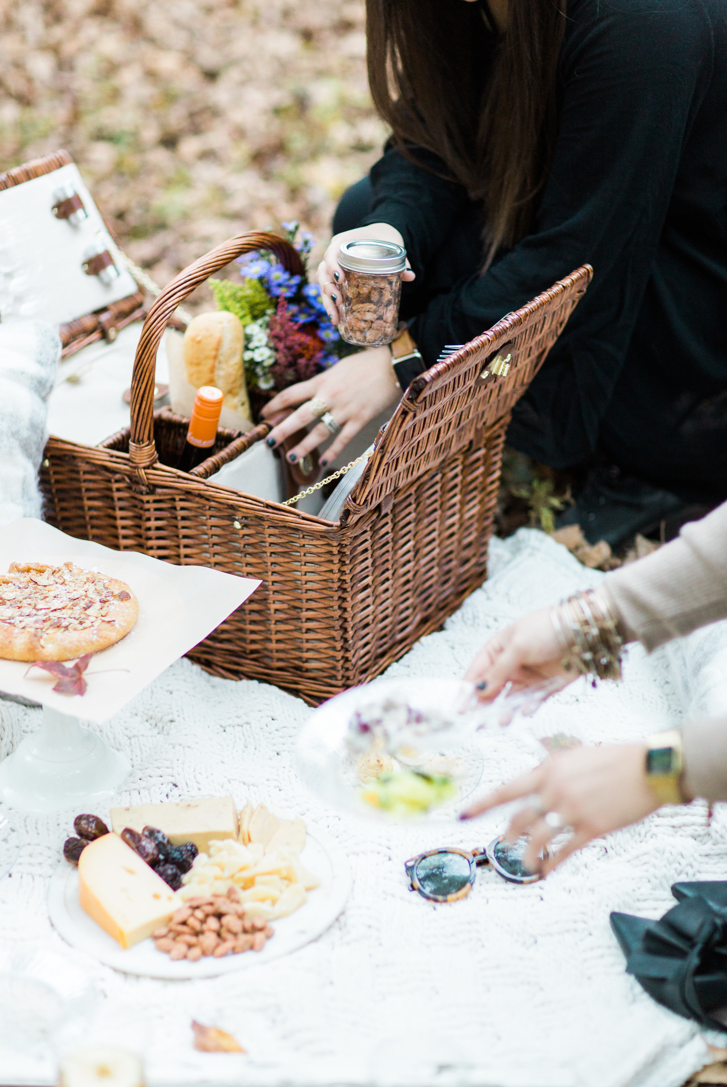 How to Throw a Picnic This Holiday Season. Click through for the details. | glitterinc.com | @glitterinc