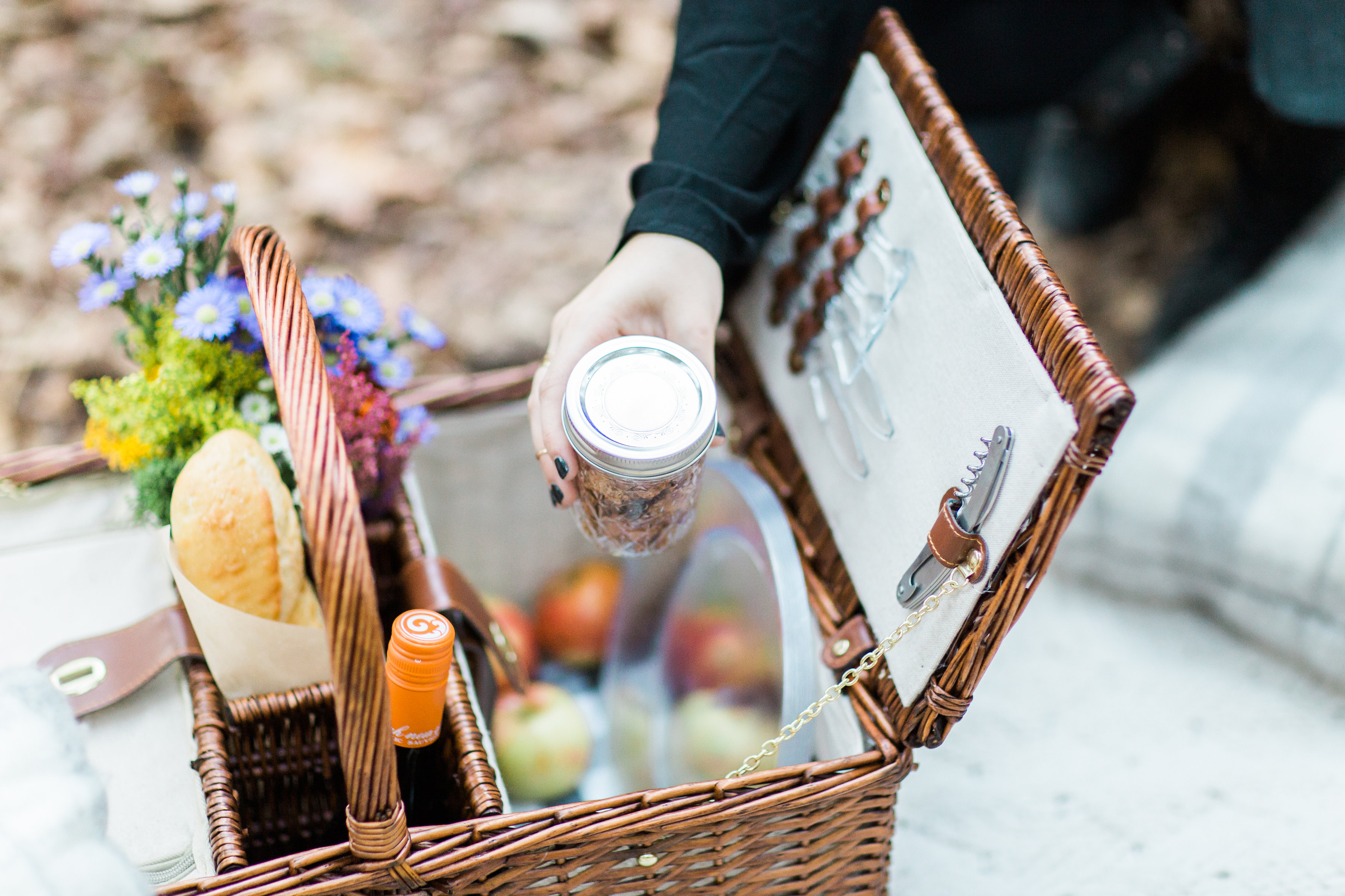 How to Throw a Picnic This Holiday Season. Click through for the details. | glitterinc.com | @glitterinc