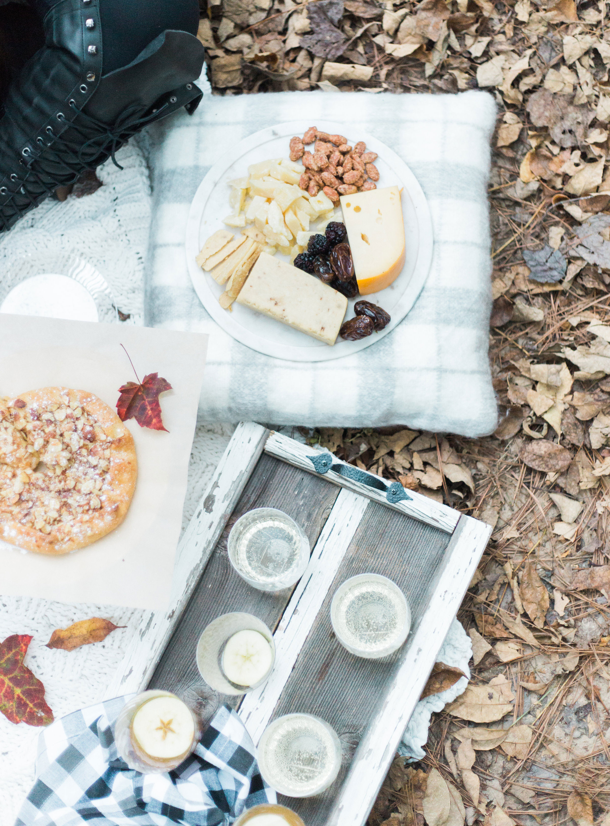 How to Throw a Picnic This Holiday Season. Click through for the details. | glitterinc.com | @glitterinc