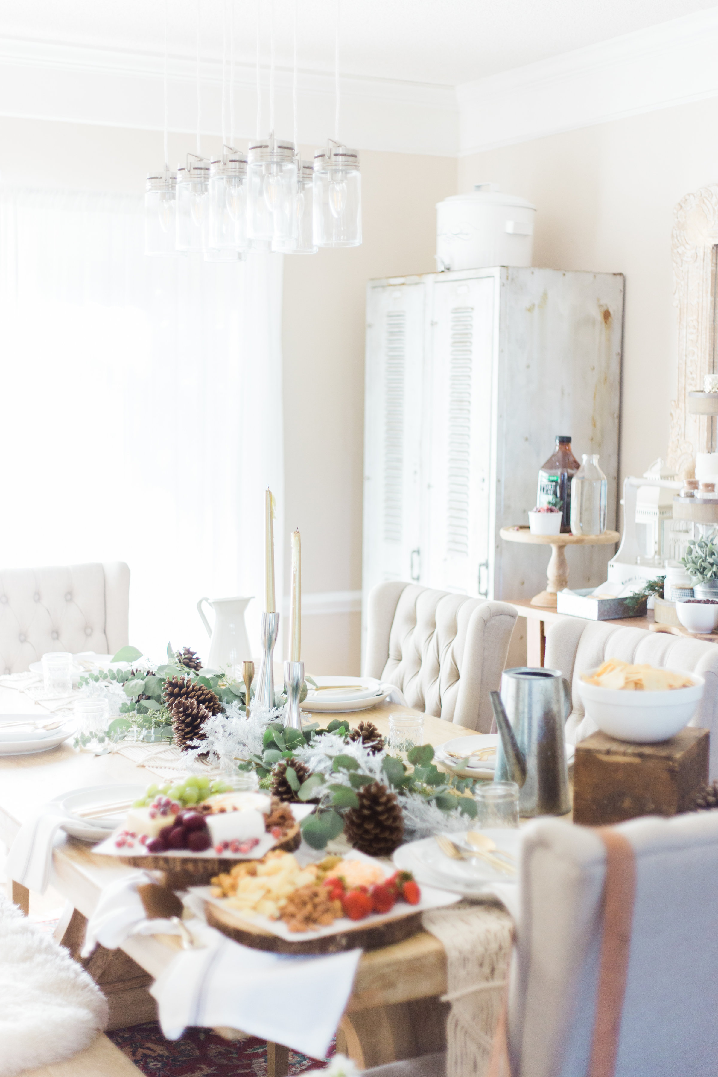 Our Farmhouse Style Winter Wonderland Holiday Party. Click through for all of the gorgeous details. | glitterinc.com | @glitterinc