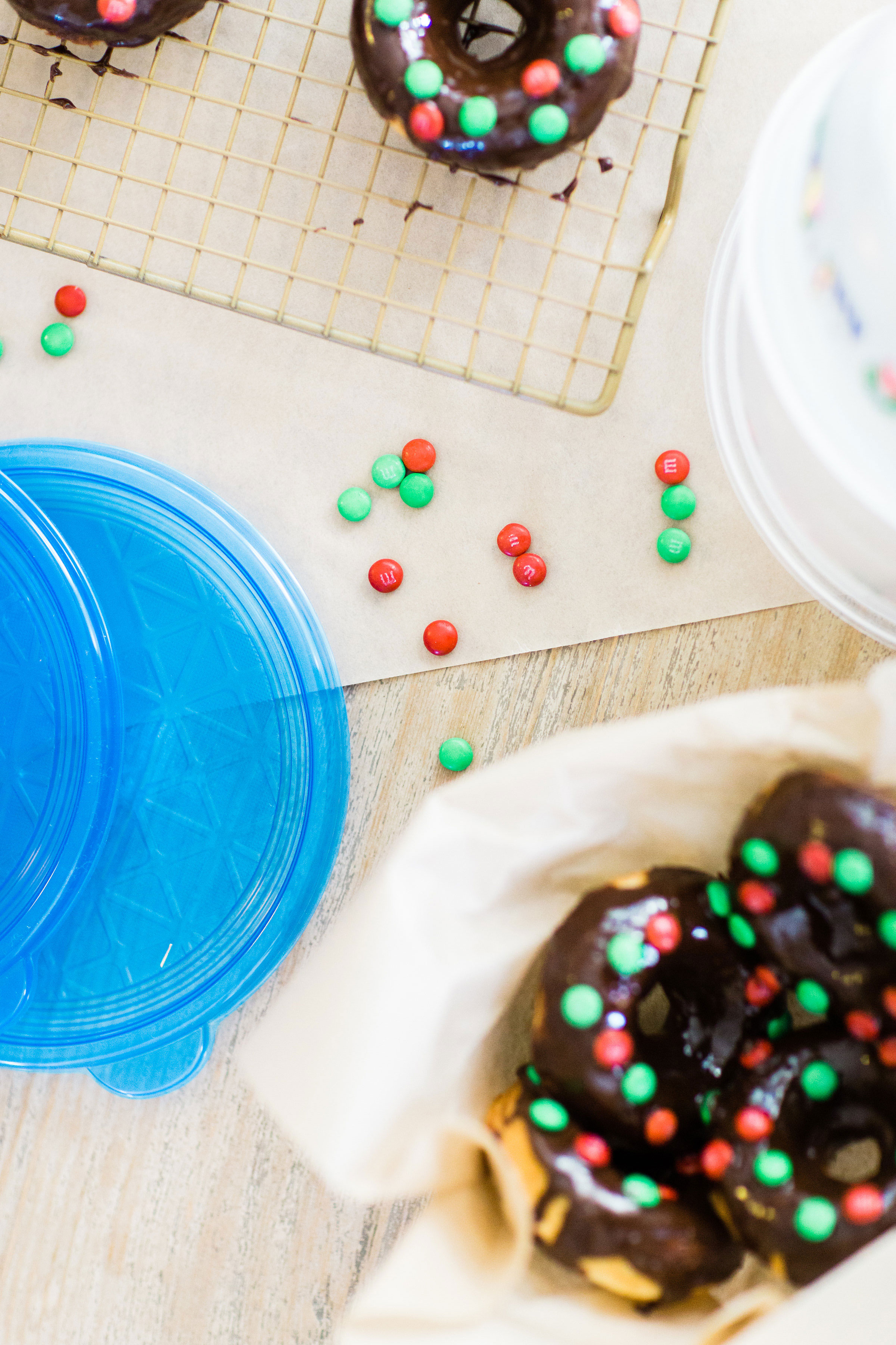 How to Make Easy Cake Mix Donuts (Perfect for the Holidays!) Click through for the details. | glitterinc.com | @glitterinc