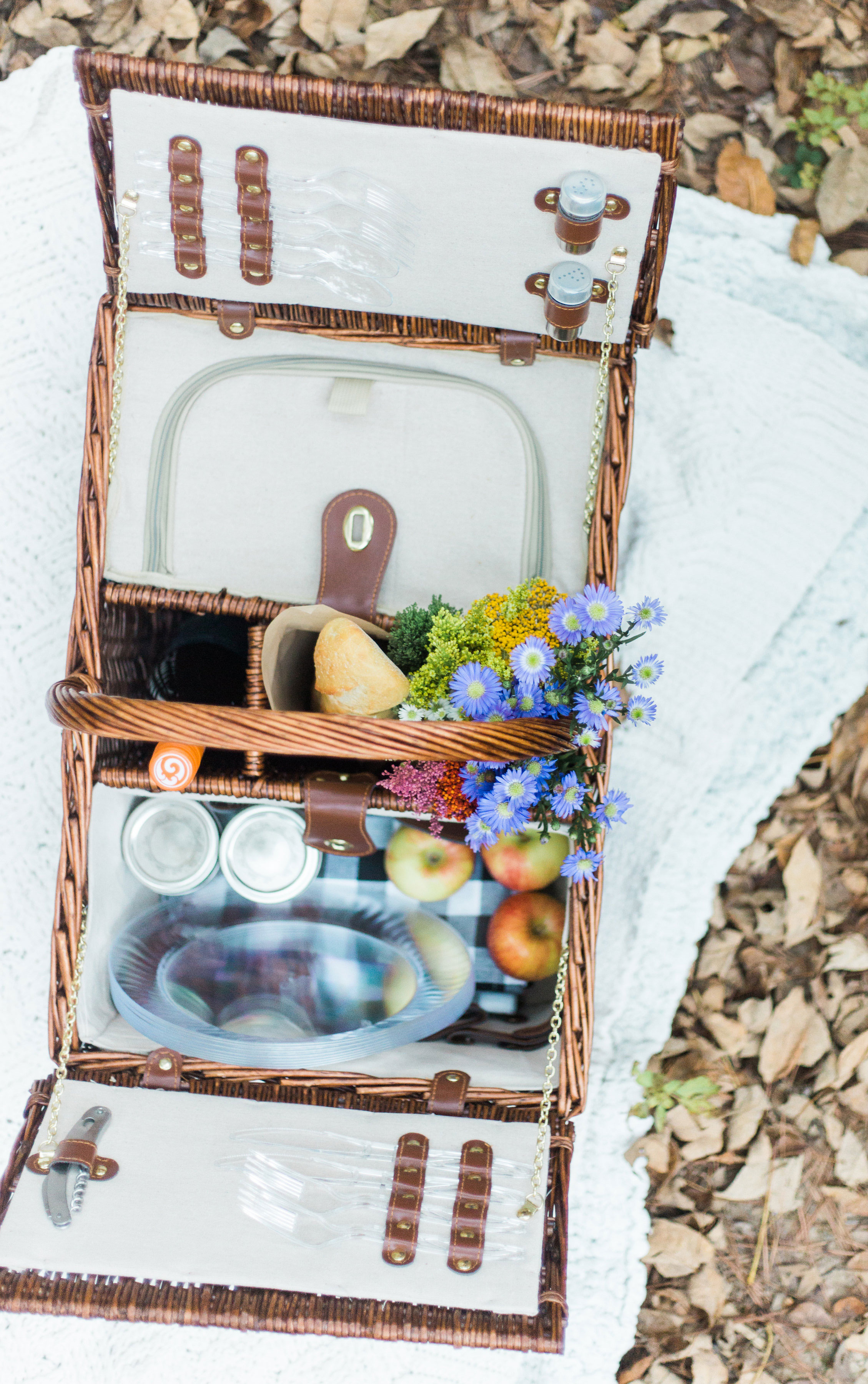 How to Throw a Picnic This Holiday Season. Click through for the details. | glitterinc.com | @glitterinc