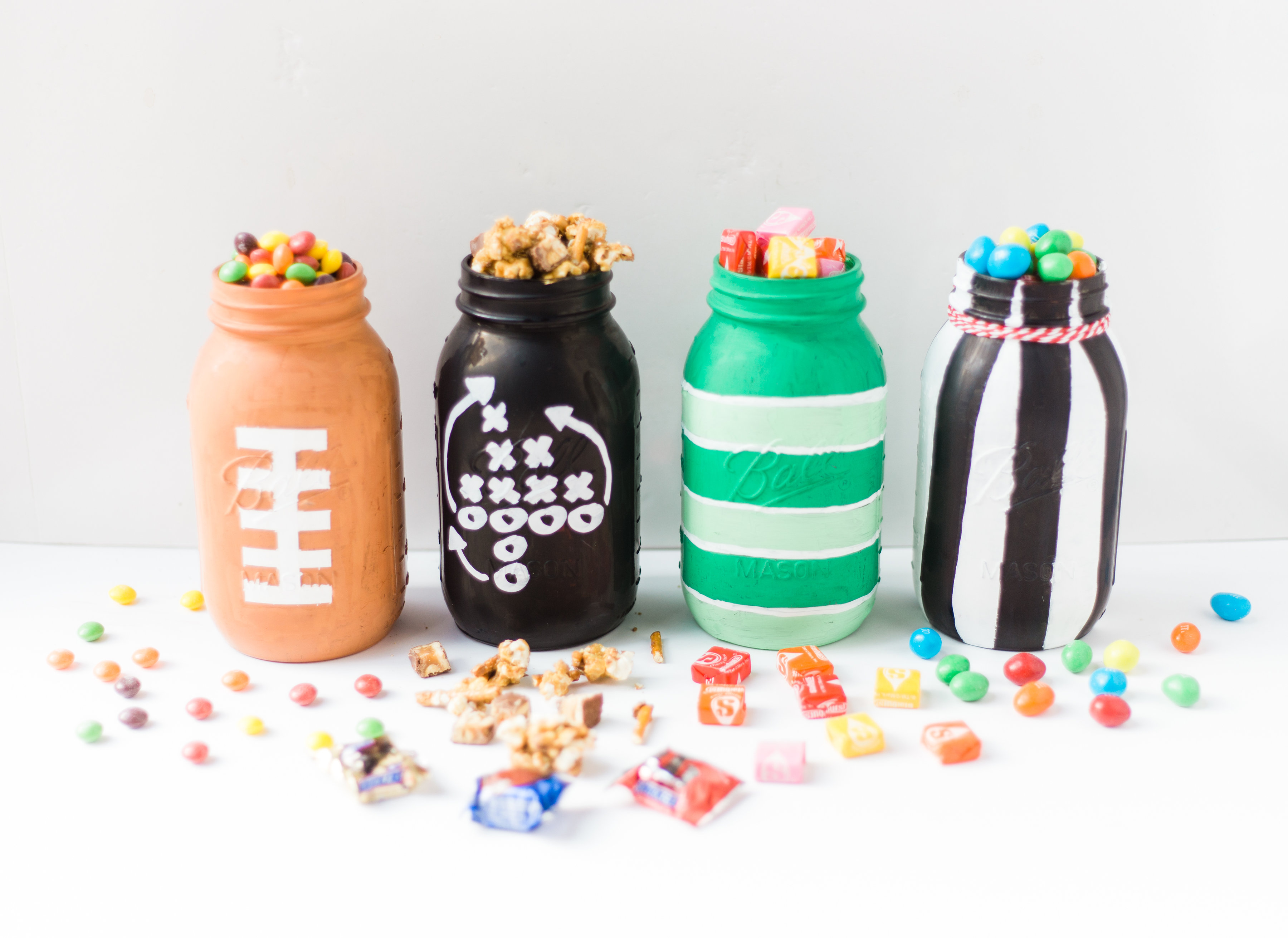 How to make DIY game day mason jars. Click through for the details. | glitterinc.com | @glitterinc