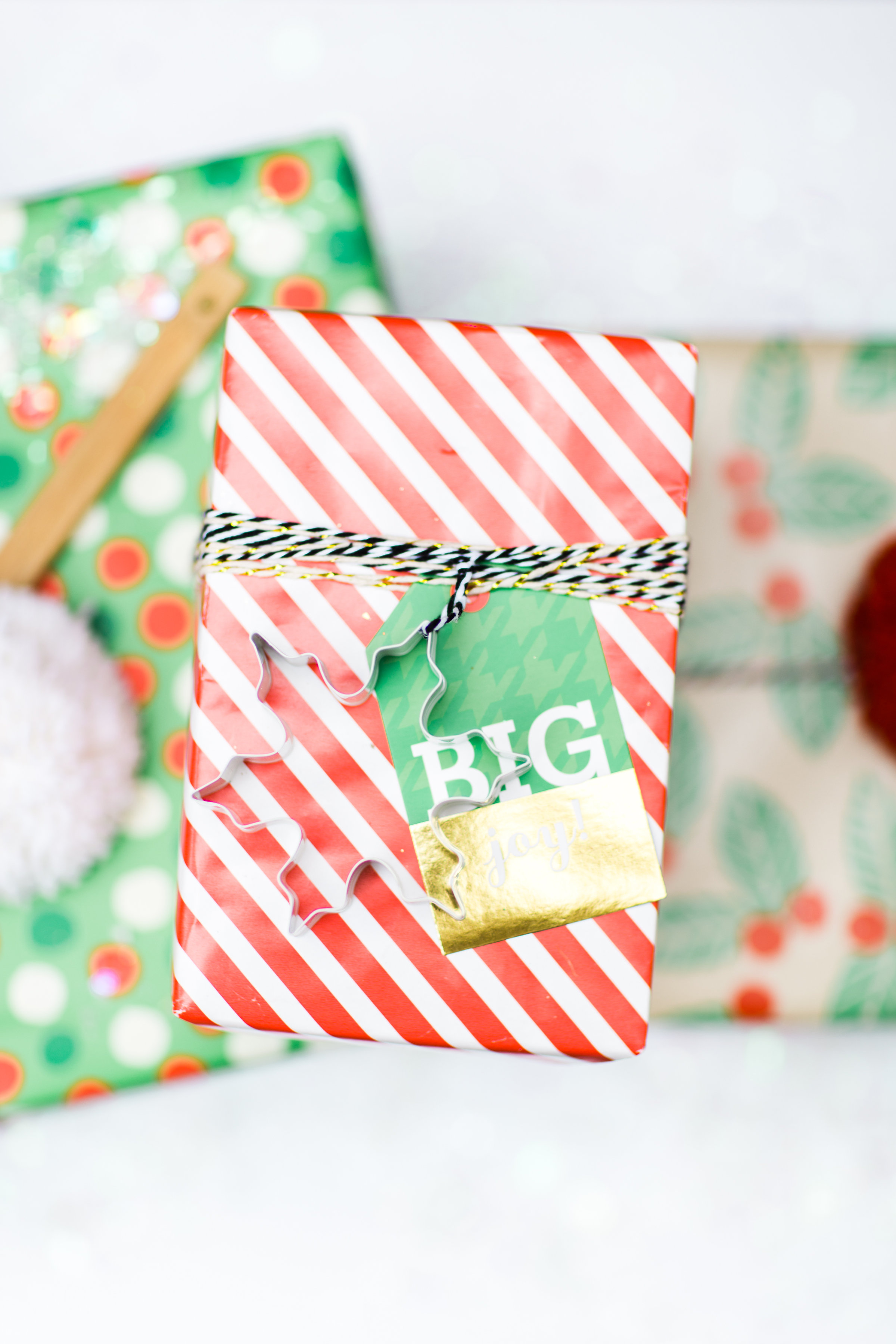 4 Simple (and Beautiful) Ways to Wrap Gifts this Holiday Season. Click through for the details. | glitterinc.com | @glitterinc