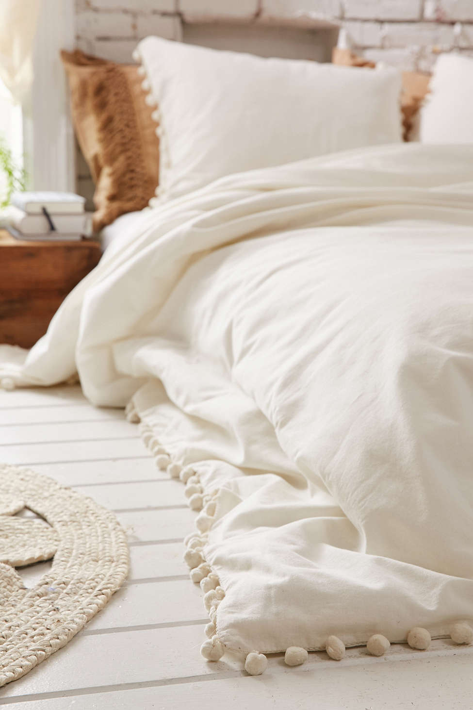 How Often Do You Update Your Bedding? (By the way, totally obsessed with this bohemian pom pom fringe bedroom set.) | glitterinc.com | @glitterinc