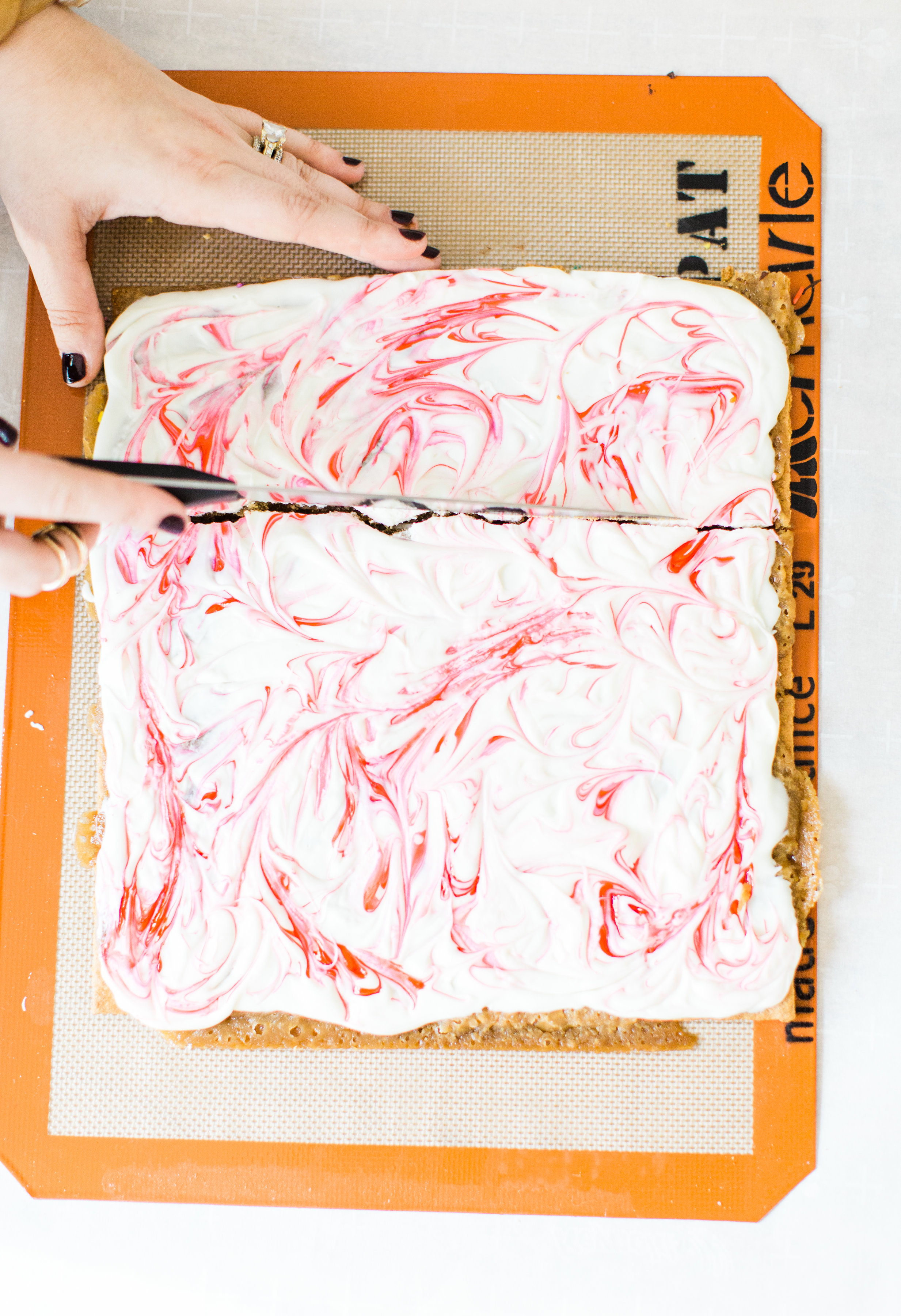 How to make marbled graham cracker toffee bark (a.k.a., graham cracker crack). It's kind of perfect for Valentine's Day, don't ya think? Click through for the recipe. | glitterinc.com | @glitterinc