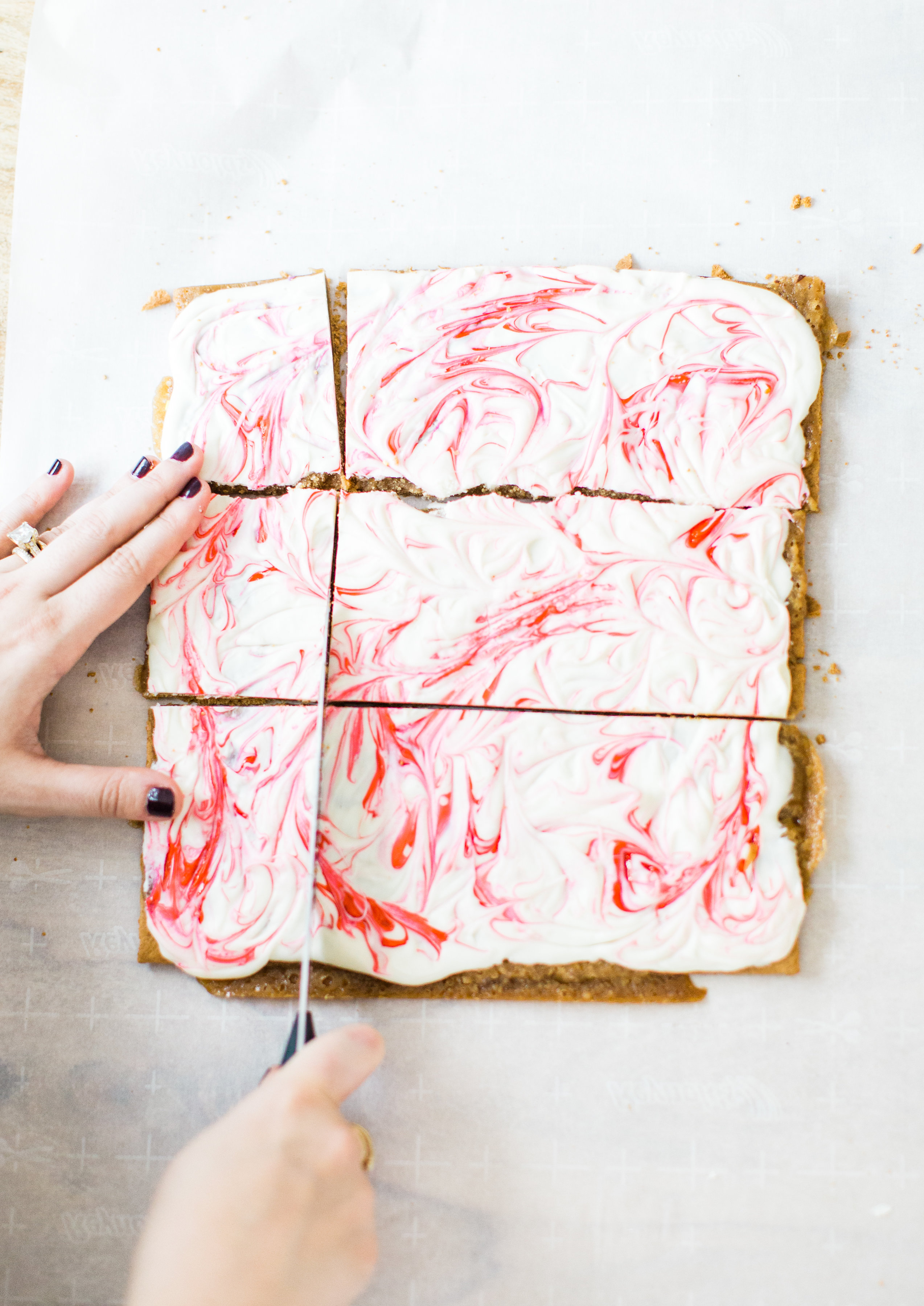 How to make marbled graham cracker toffee bark (a.k.a., graham cracker crack). It's kind of perfect for Valentine's Day, don't ya think? Click through for the recipe. | glitterinc.com | @glitterinc