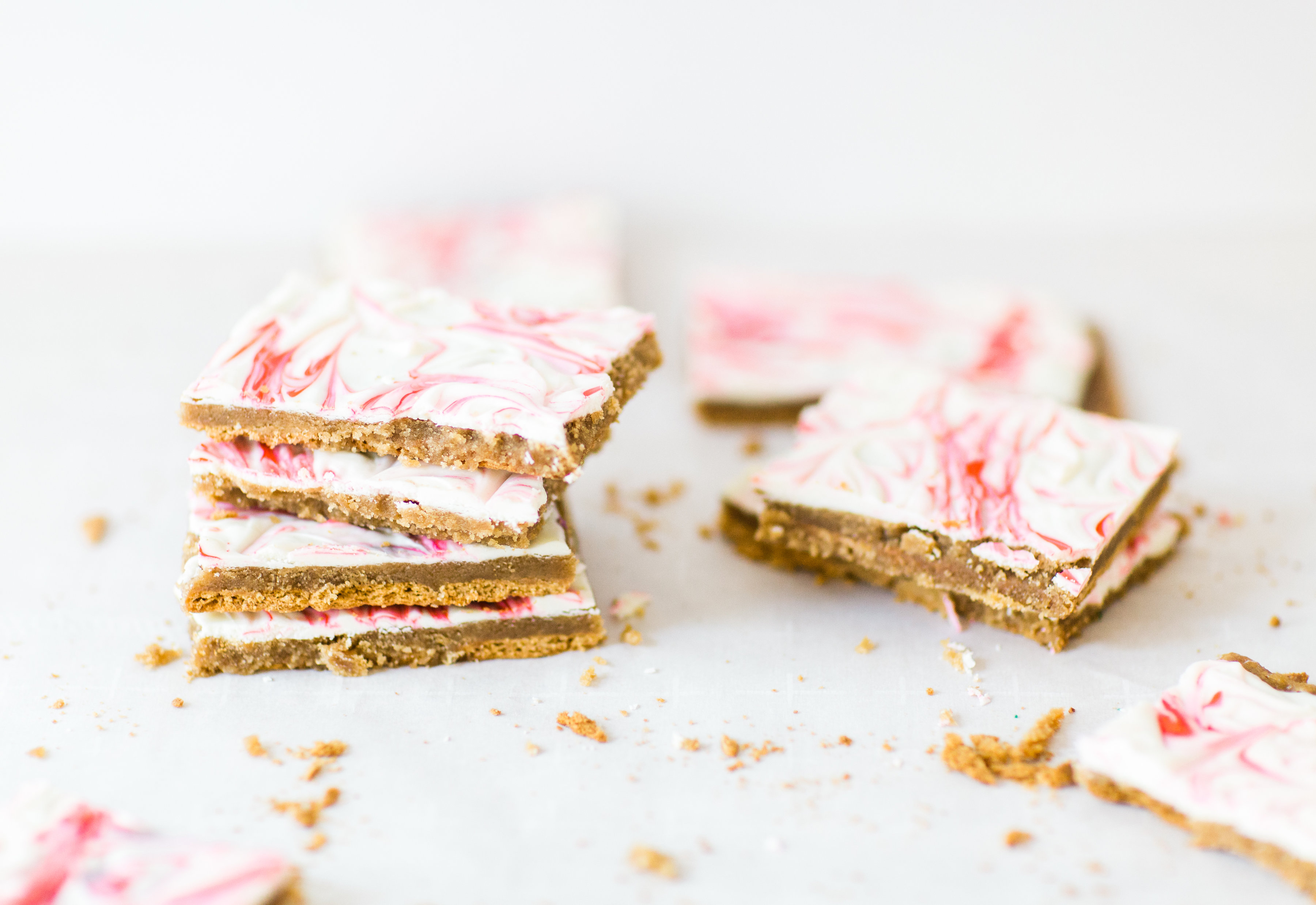 How to make marbled graham cracker toffee bark (a.k.a., graham cracker crack). It's kind of perfect for Valentine's Day, don't ya think? Click through for the recipe. | glitterinc.com | @glitterinc