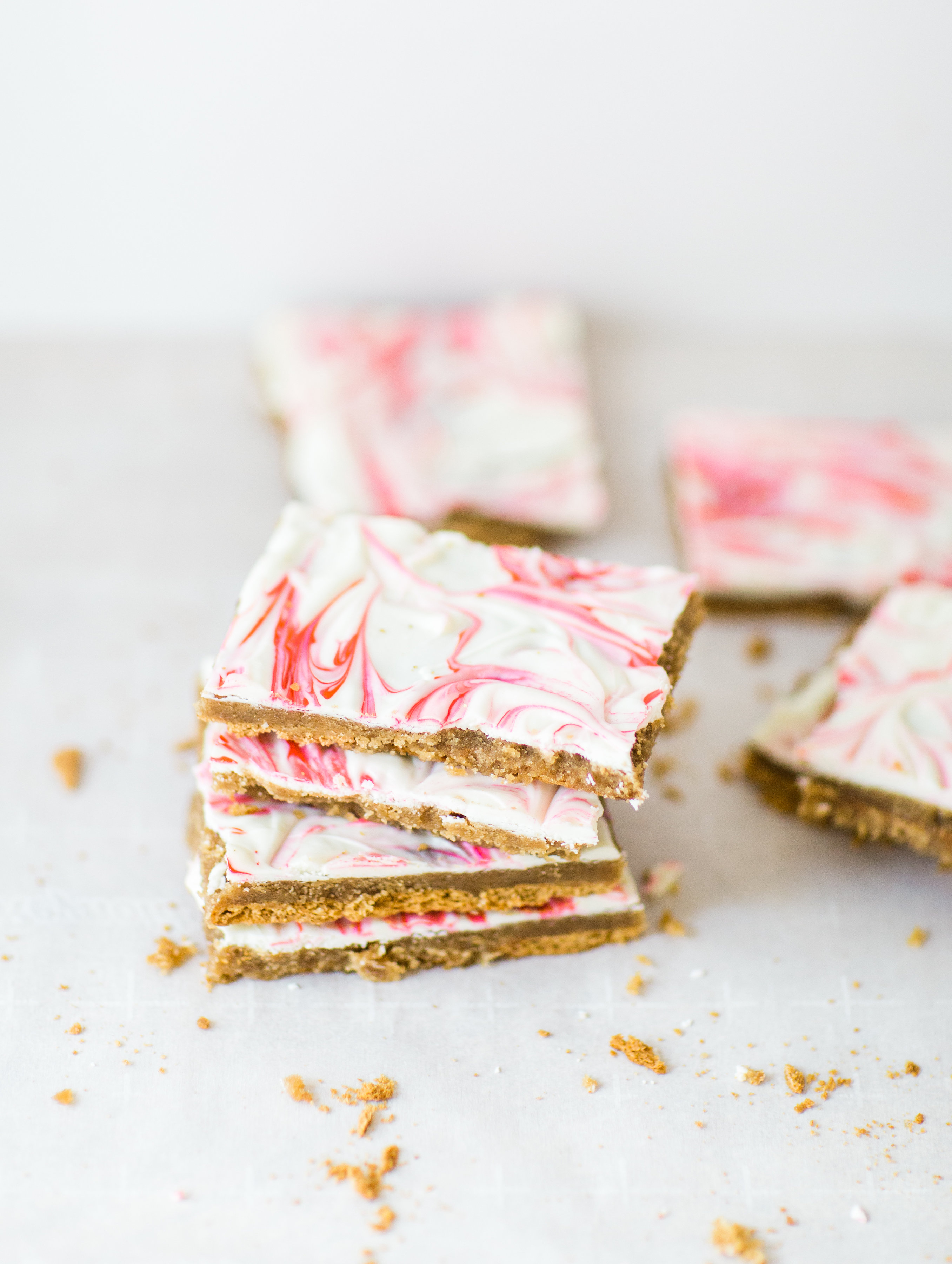 How to make marbled graham cracker toffee bark (a.k.a., graham cracker crack). It's kind of perfect for Valentine's Day, don't ya think? Click through for the recipe. | glitterinc.com | @glitterinc