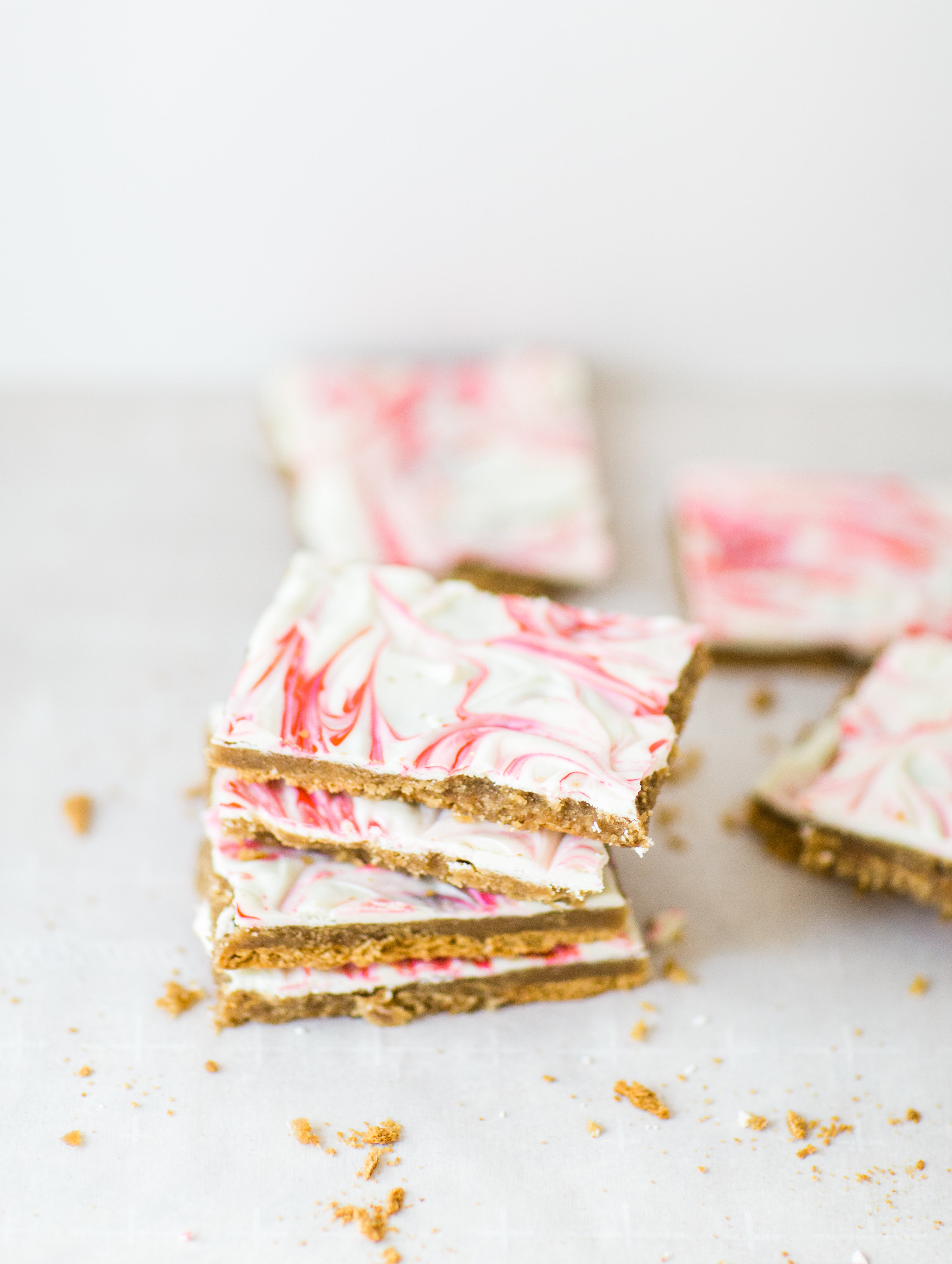 How to make marbled graham cracker toffee bark (a.k.a., graham cracker crack). It's kind of perfect for Valentine's Day, don't ya think? Click through for the recipe. | glitterinc.com | @glitterinc