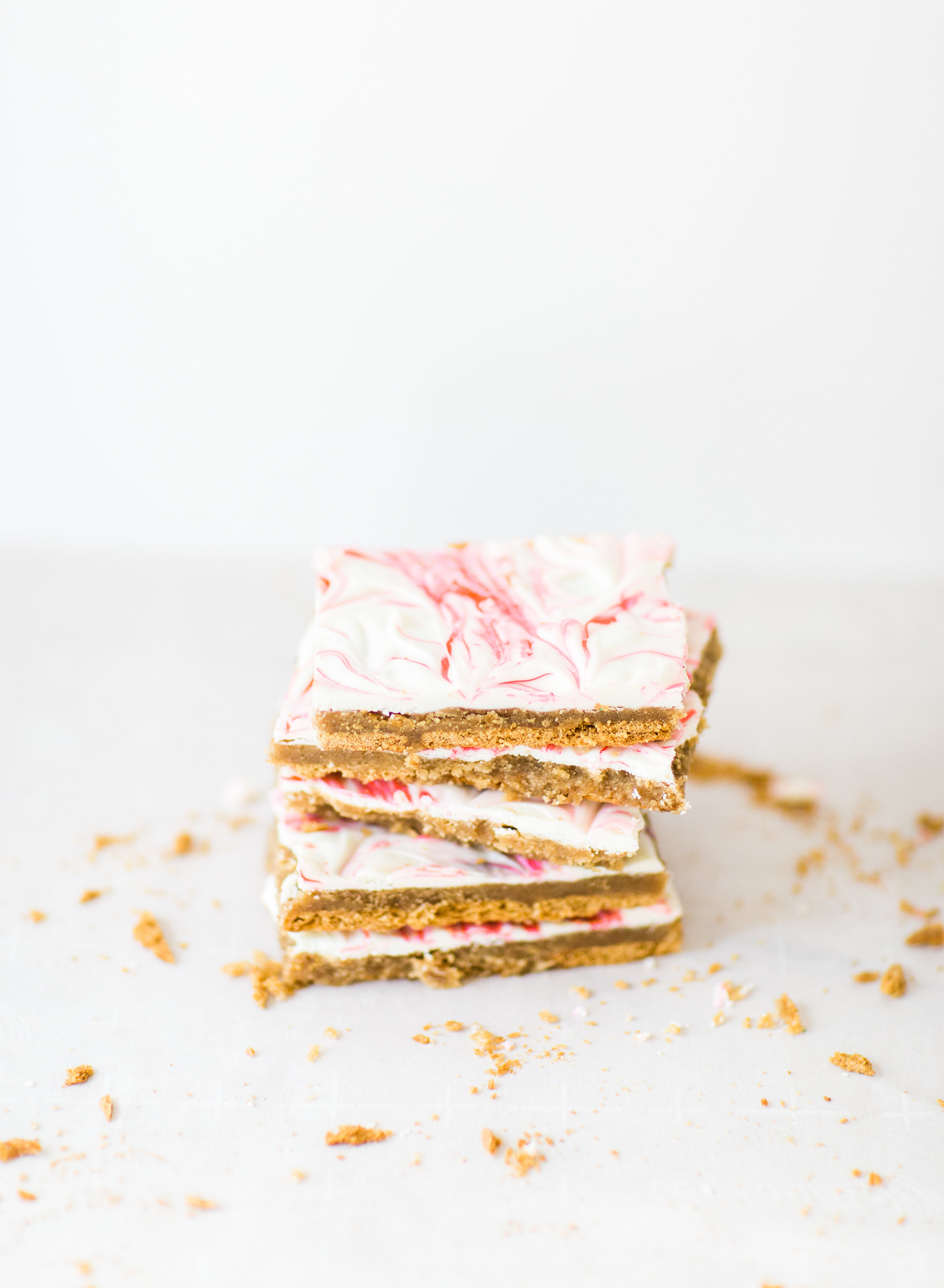 How to make marbled graham cracker toffee bark (a.k.a., graham cracker crack). It's kind of perfect for Valentine's Day, don't ya think? Click through for the recipe. | glitterinc.com | @glitterinc