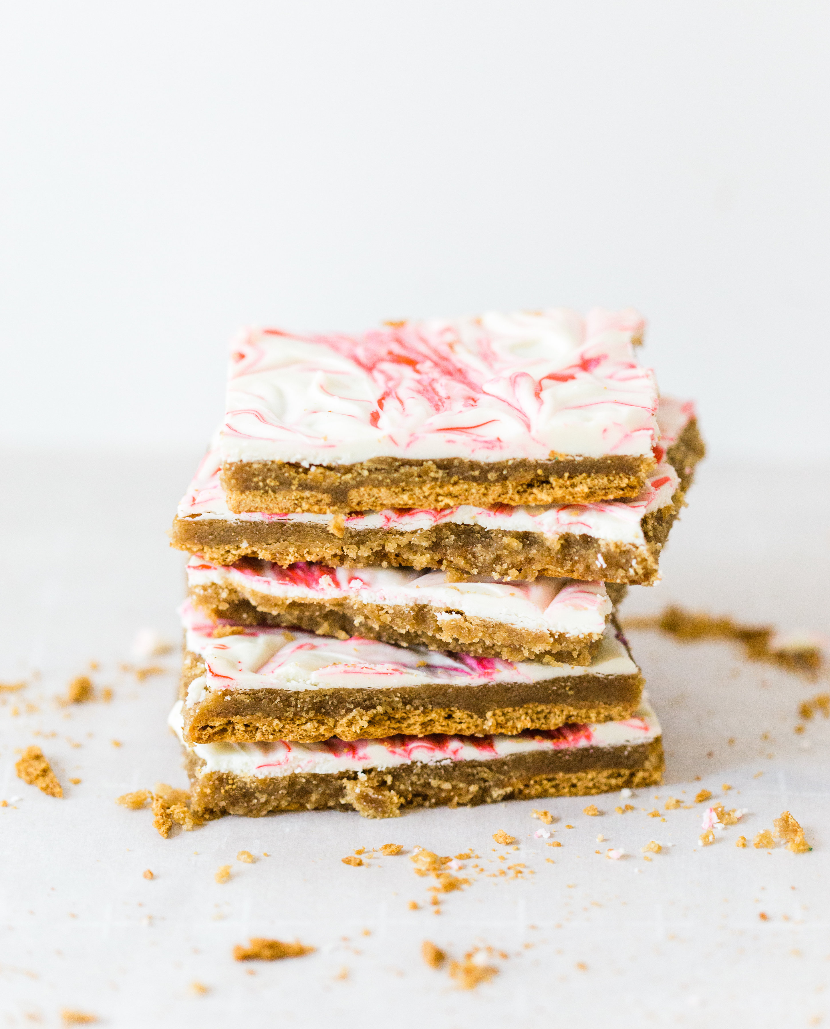 How to make marbled graham cracker toffee bark (a.k.a., graham cracker crack). It's kind of perfect for Valentine's Day, don't ya think? Click through for the recipe. | glitterinc.com | @glitterinc