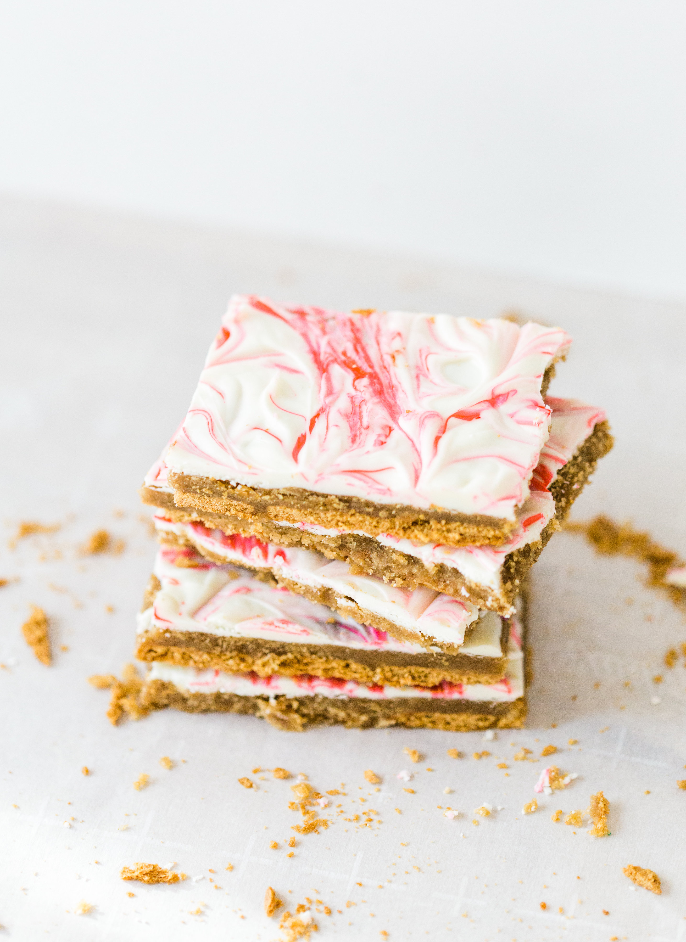How to make marbled graham cracker toffee bark (a.k.a., graham cracker crack). It's kind of perfect for Valentine's Day, don't ya think? Click through for the recipe. | glitterinc.com | @glitterinc
