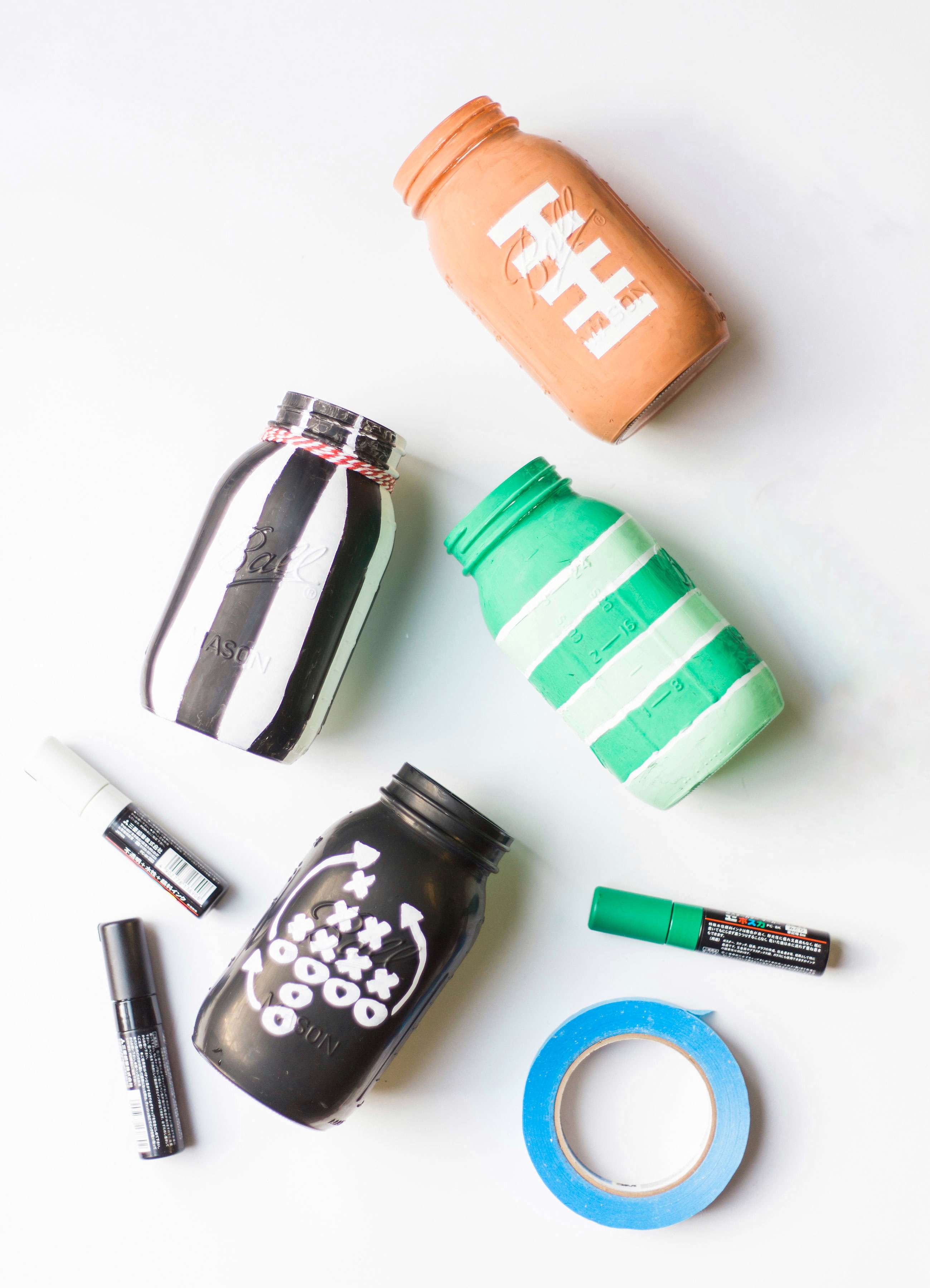 How to make DIY game day mason jars (and your new favorite salted pretzel Snickers vanilla caramel corn.) Click through for the how-to and recipe. | glitterinc.com | @glitterinc