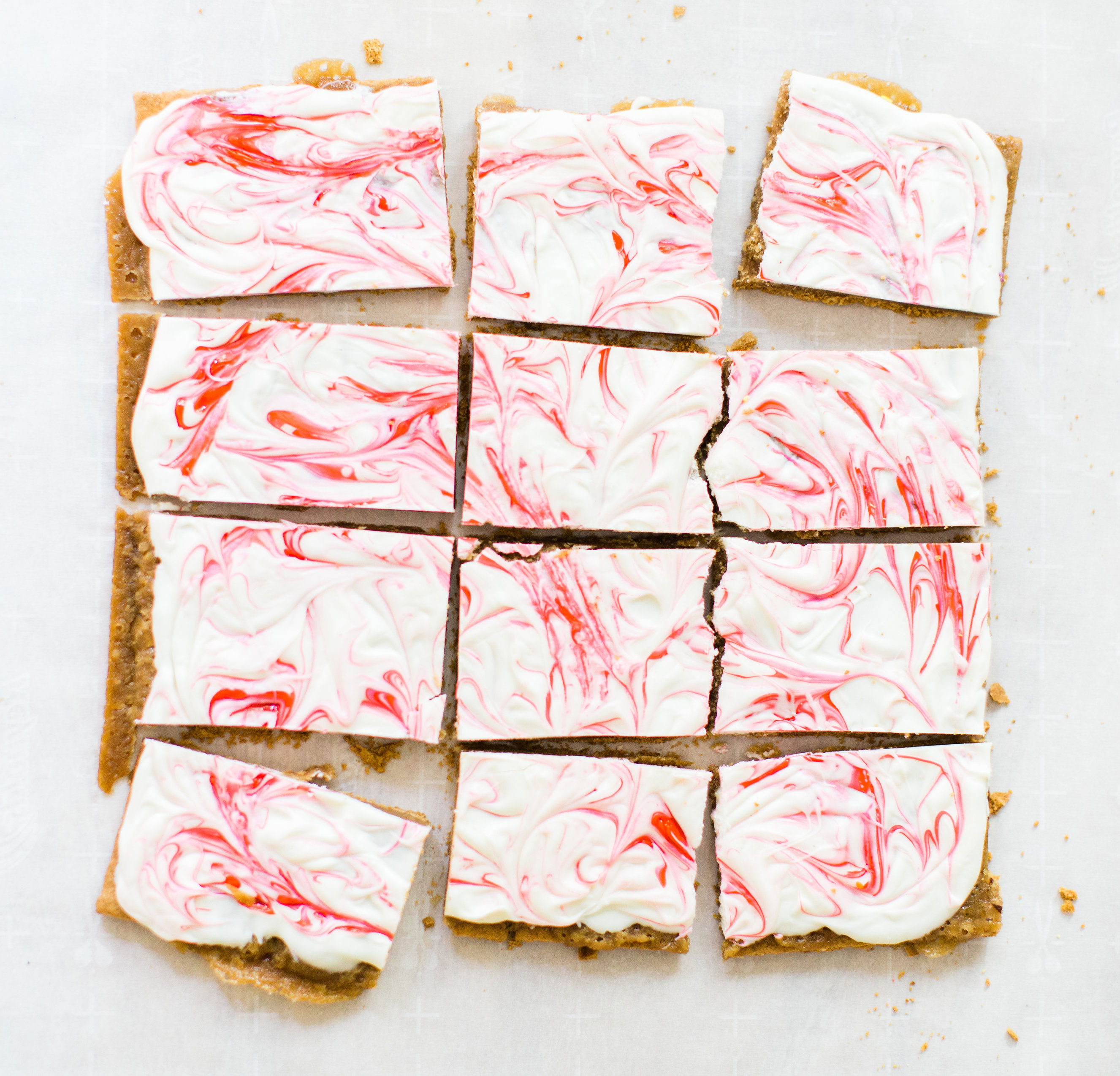 How to make marbled graham cracker toffee bark (a.k.a., graham cracker crack). It's kind of perfect for Valentine's Day, don't ya think? Click through for the recipe. | glitterinc.com | @glitterinc