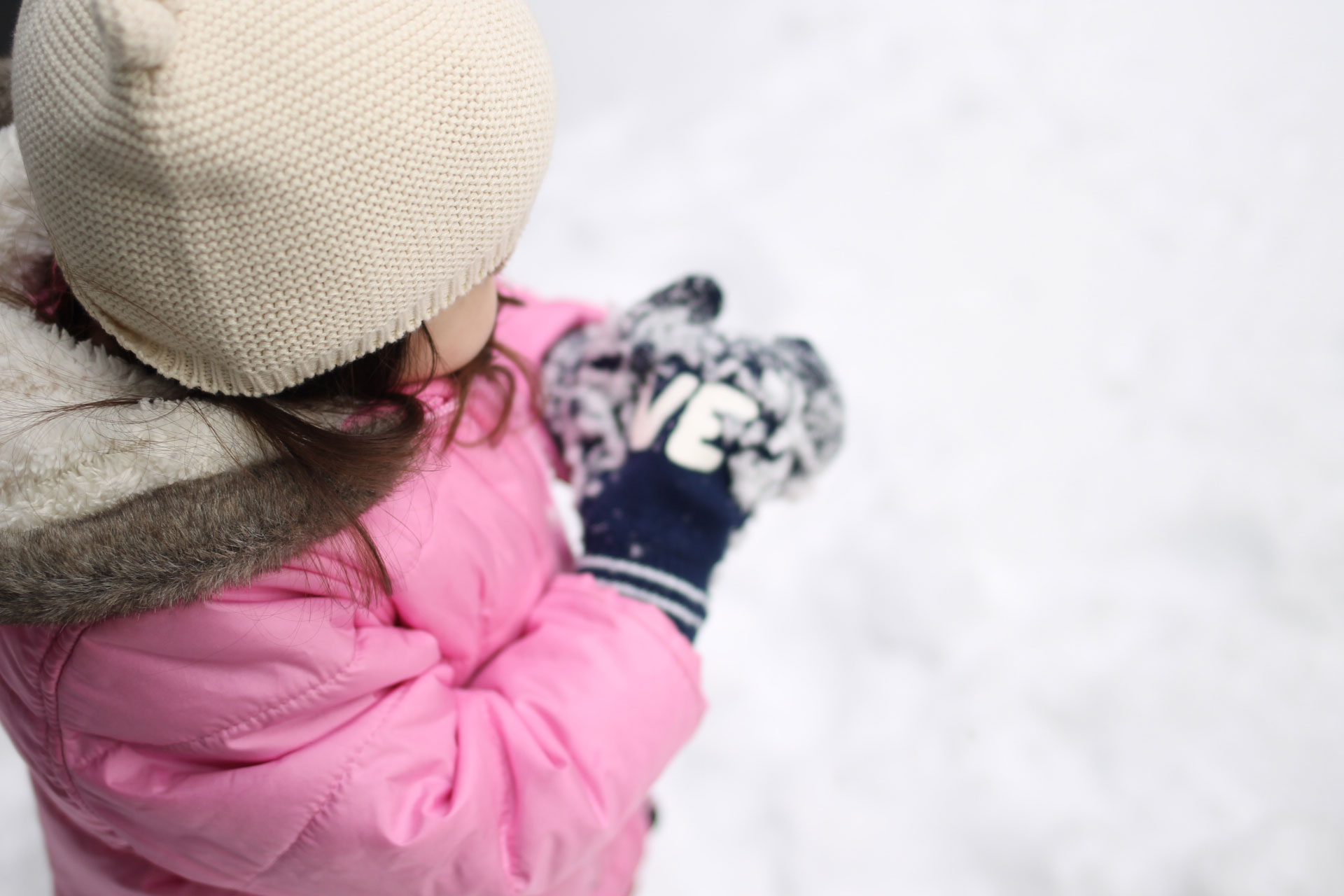 I love the traditions we're starting to make on snow day(s), like playing in the snow, making a big batch of cookies, and taking ALL of the pictures. | glitterinc.com | @glitterinc