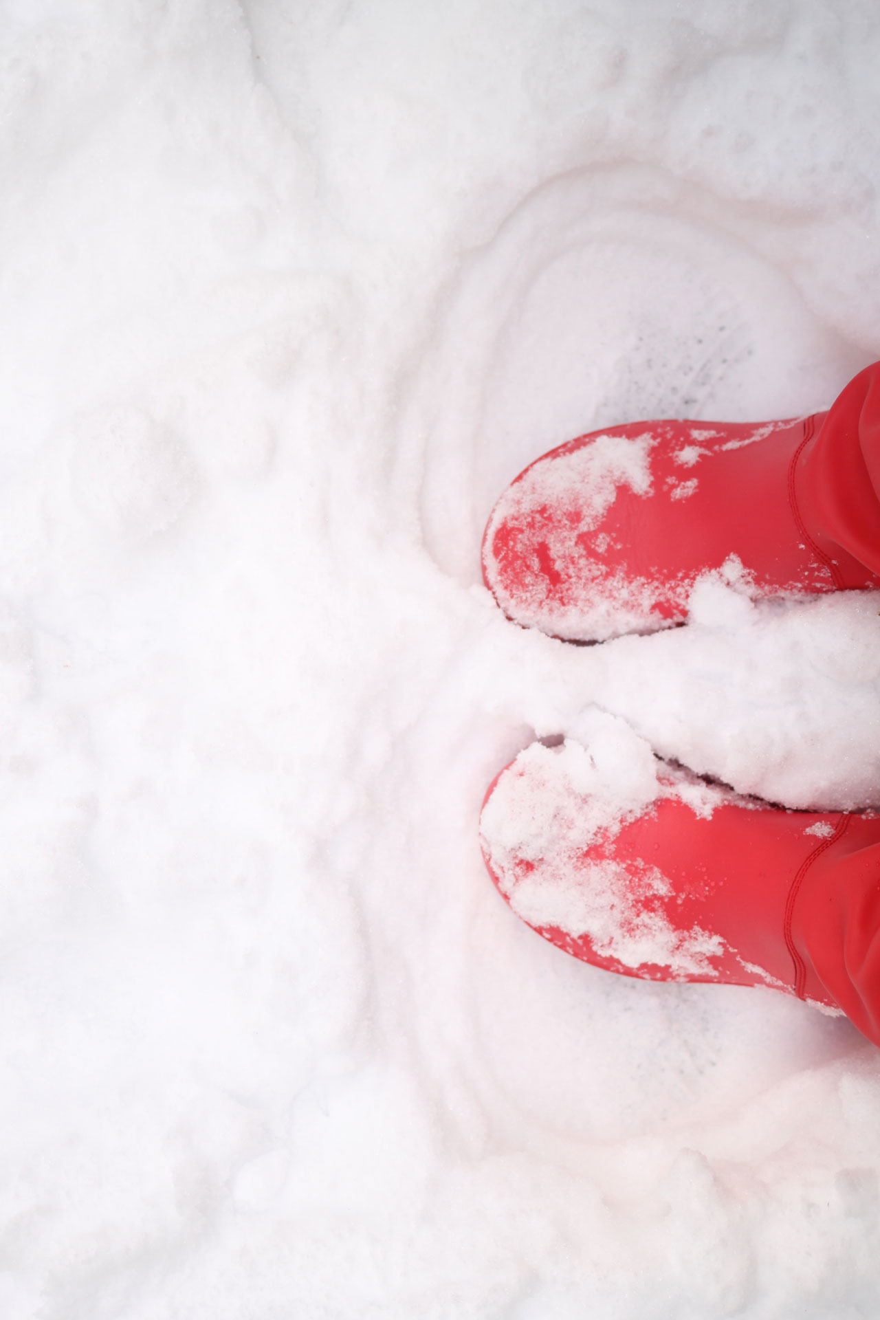 I love the traditions we're starting to make on snow day(s), like playing in the snow, making a big batch of cookies, and taking ALL of the pictures. | glitterinc.com | @glitterinc