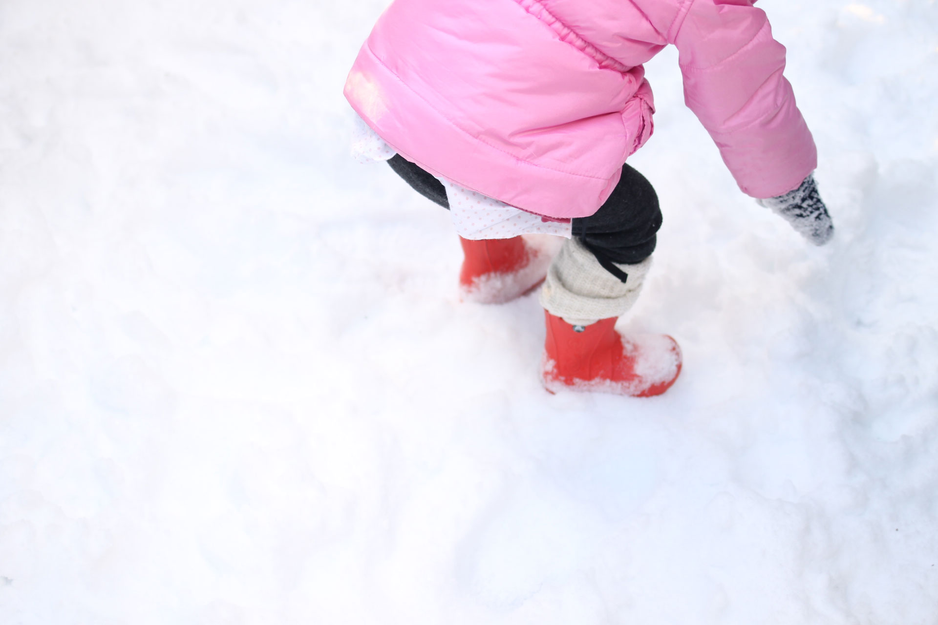 I love the traditions we're starting to make on snow day(s), like playing in the snow, making a big batch of cookies, and taking ALL of the pictures. | glitterinc.com | @glitterinc