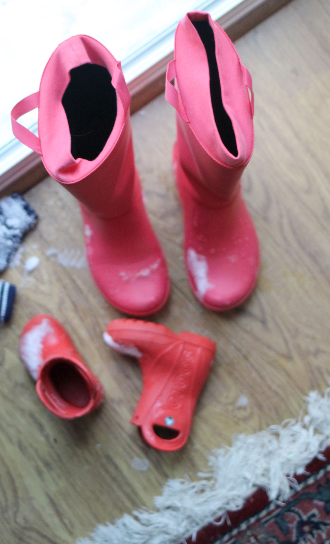 I love the traditions we're starting to make on snow day(s), like playing in the snow, making a big batch of cookies, and taking ALL of the pictures. | glitterinc.com | @glitterinc