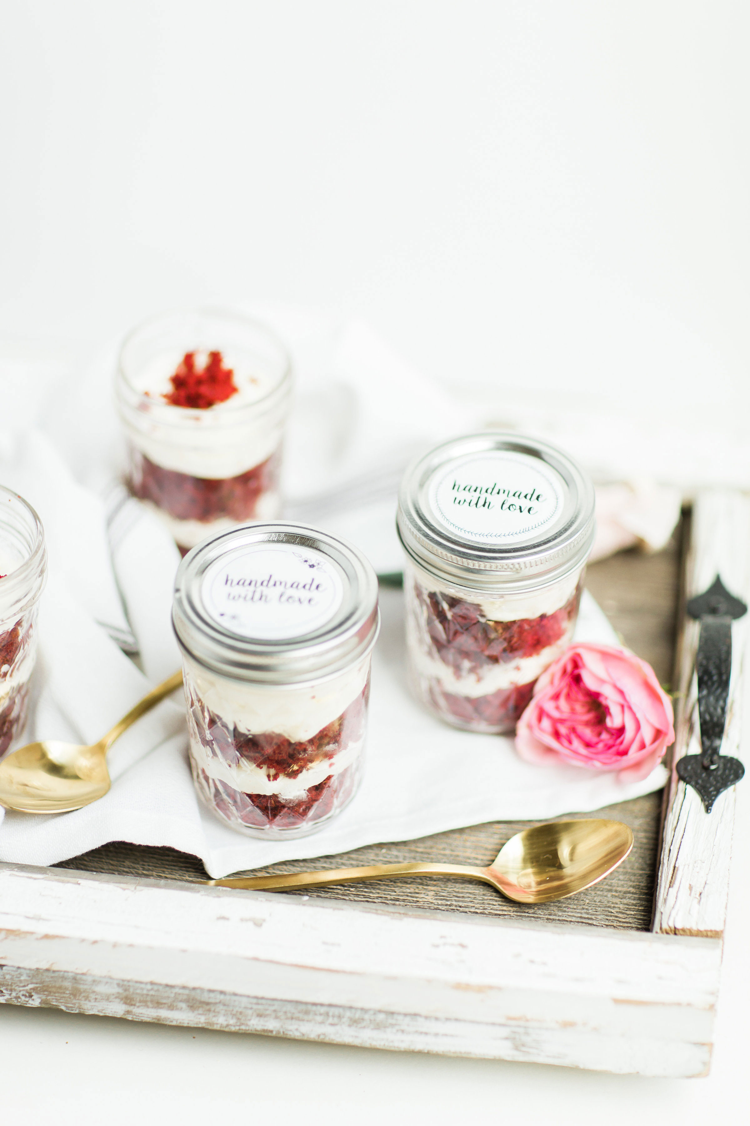 How to make my absolute FAVORITE moist red velvet cupcakes. Put them in jars for the sweetest gift! Click through for the recipe. | glitterinc.com | @glitterinc