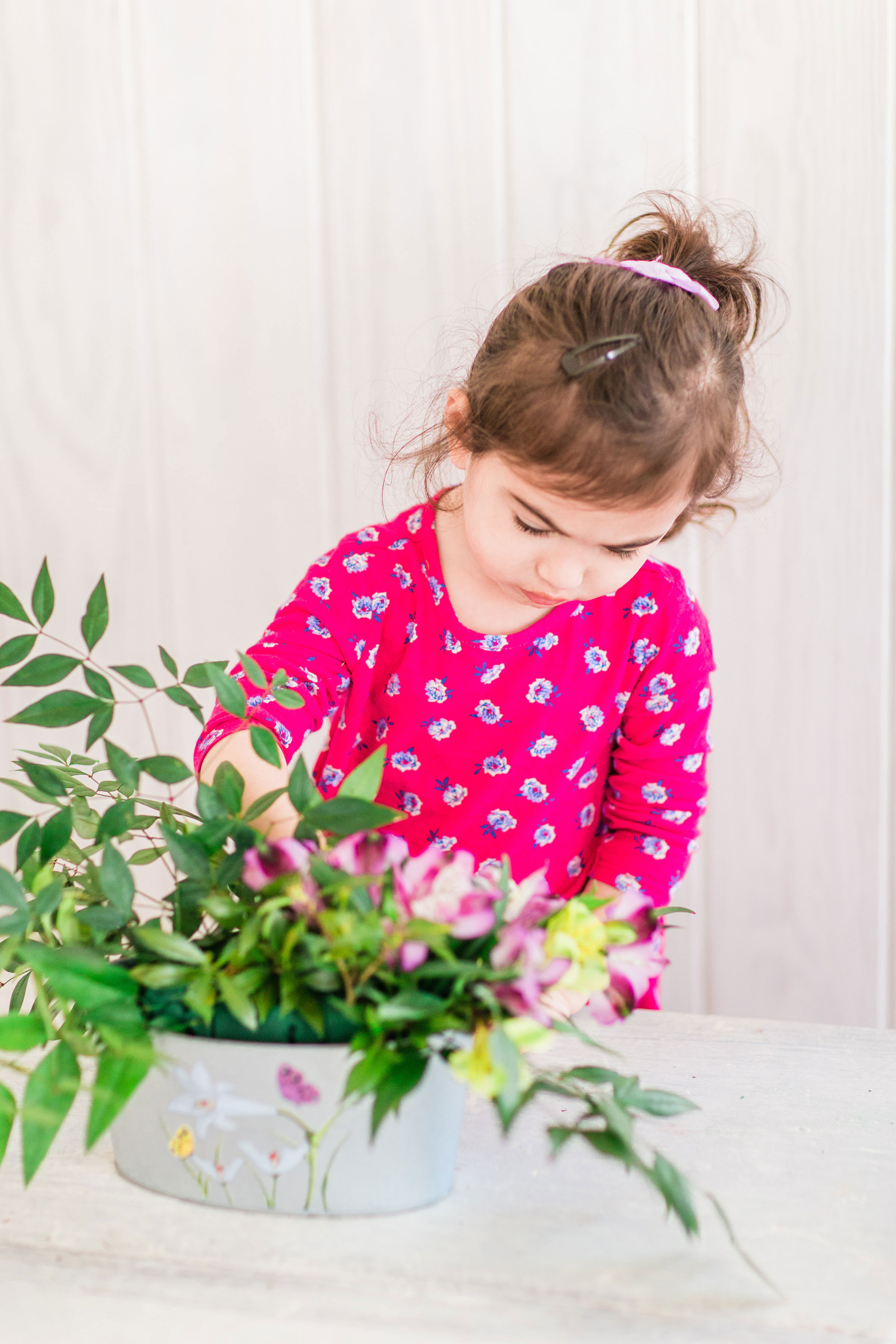 Want to put together a stunning floral arrangement with that bunch of flowers you just picked up from the grocery store or farmers market? We teamed up with a florist to teach you the easy step-by-step way to make beautiful arrangements at home. | glitterinc.com | @glitterinc