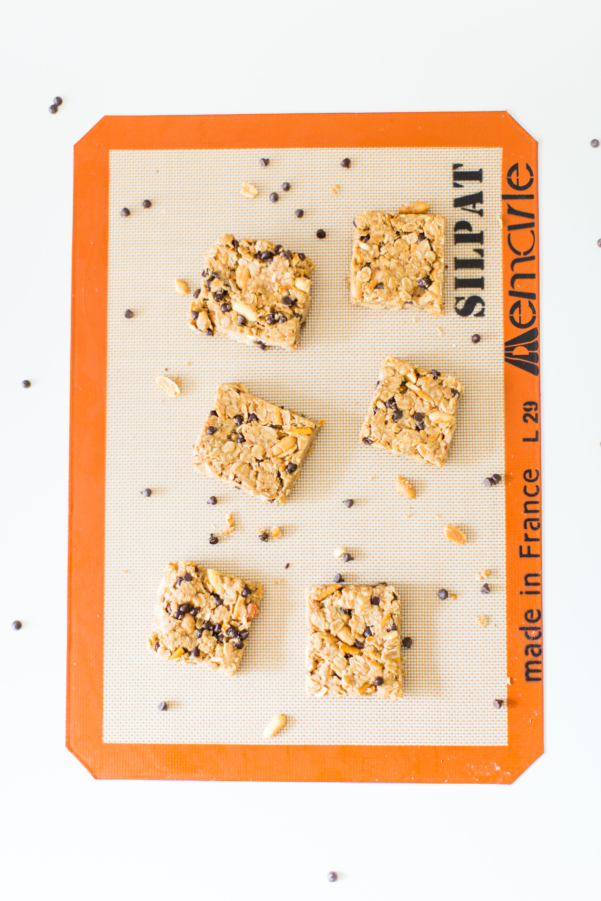 How to make our favorite dairy-free soft chocolate chip pretzel granola bars. Click through for the easy recipe. | glitterinc.com | @glitterinc