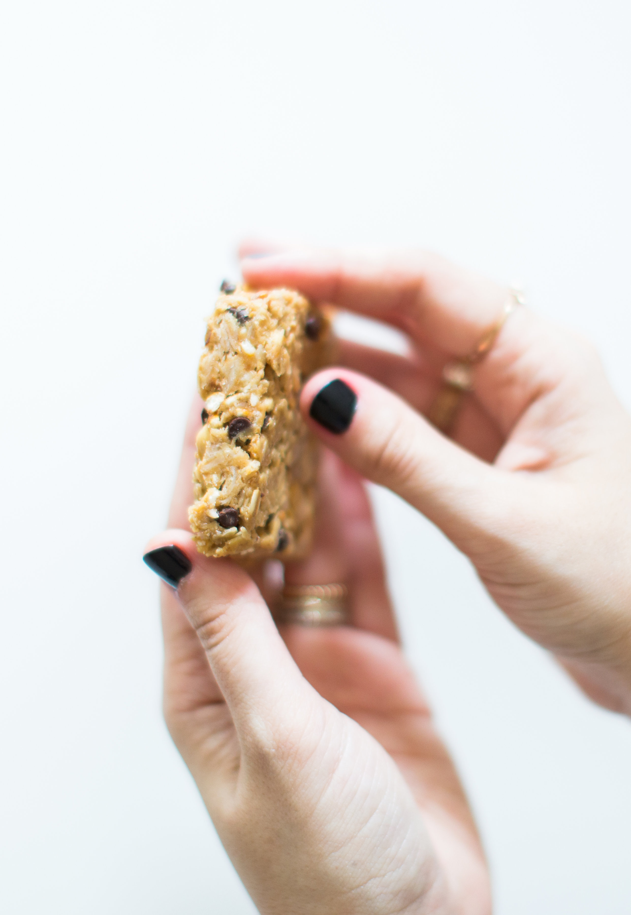 How to make our favorite dairy-free soft chocolate chip pretzel granola bars. Click through for the easy recipe. | glitterinc.com | @glitterinc