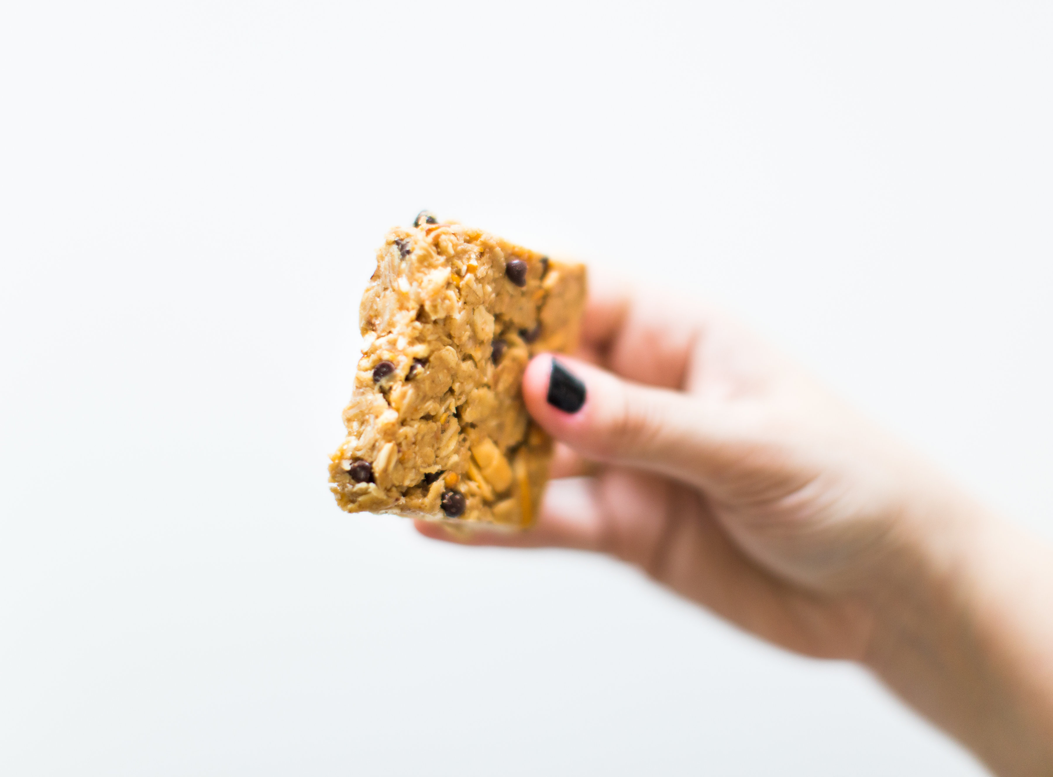 How to make our favorite dairy-free soft chocolate chip pretzel granola bars. Click through for the easy recipe. #granolabars #homemadegranolabars #dairyfree #homemadesnack | glitterinc.com | @glitterinc