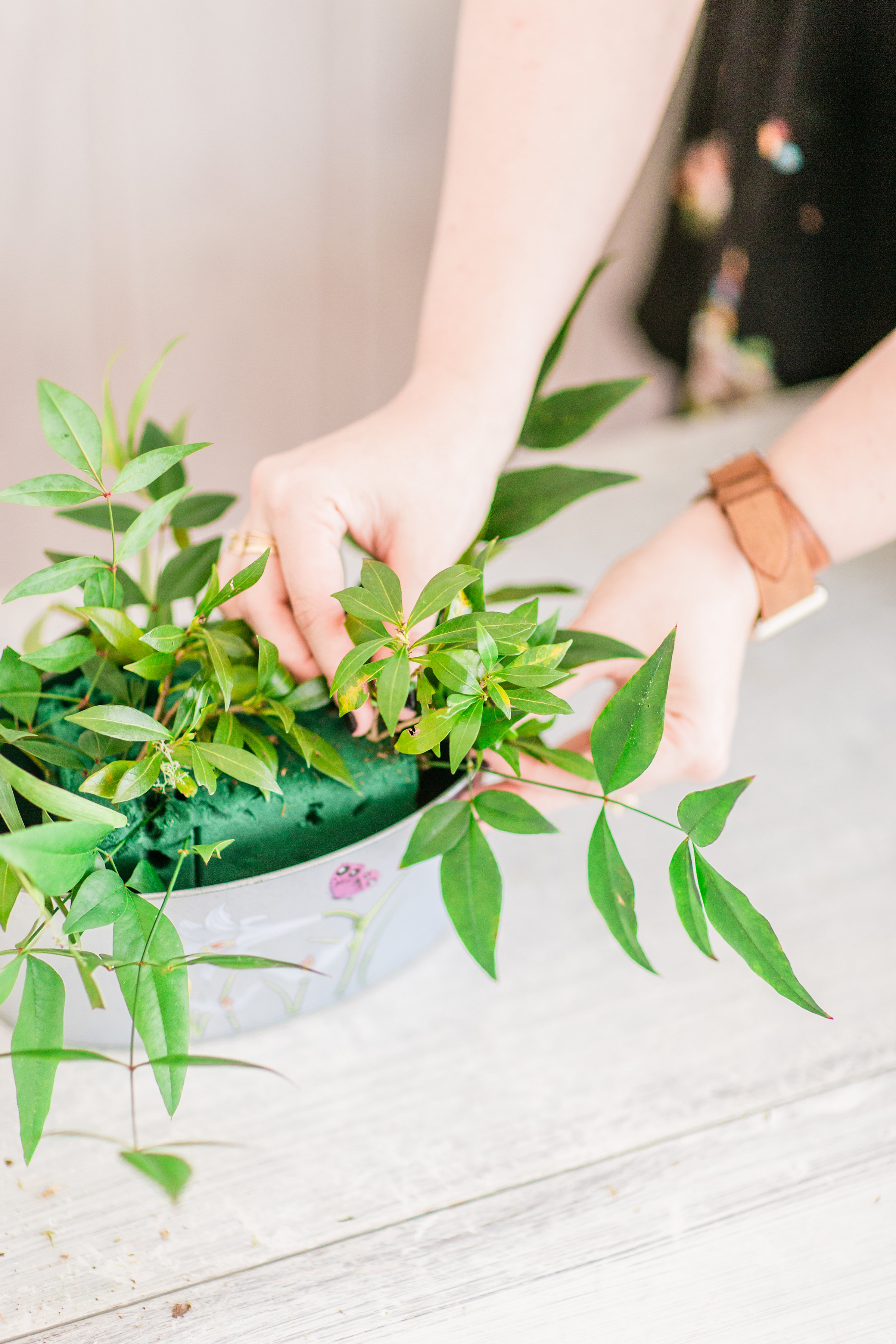 Want to put together a stunning floral arrangement with that bunch of flowers you just picked up from the grocery store or farmers market? We teamed up with a florist to teach you the easy step-by-step way to make beautiful arrangements at home. | glitterinc.com | @glitterinc